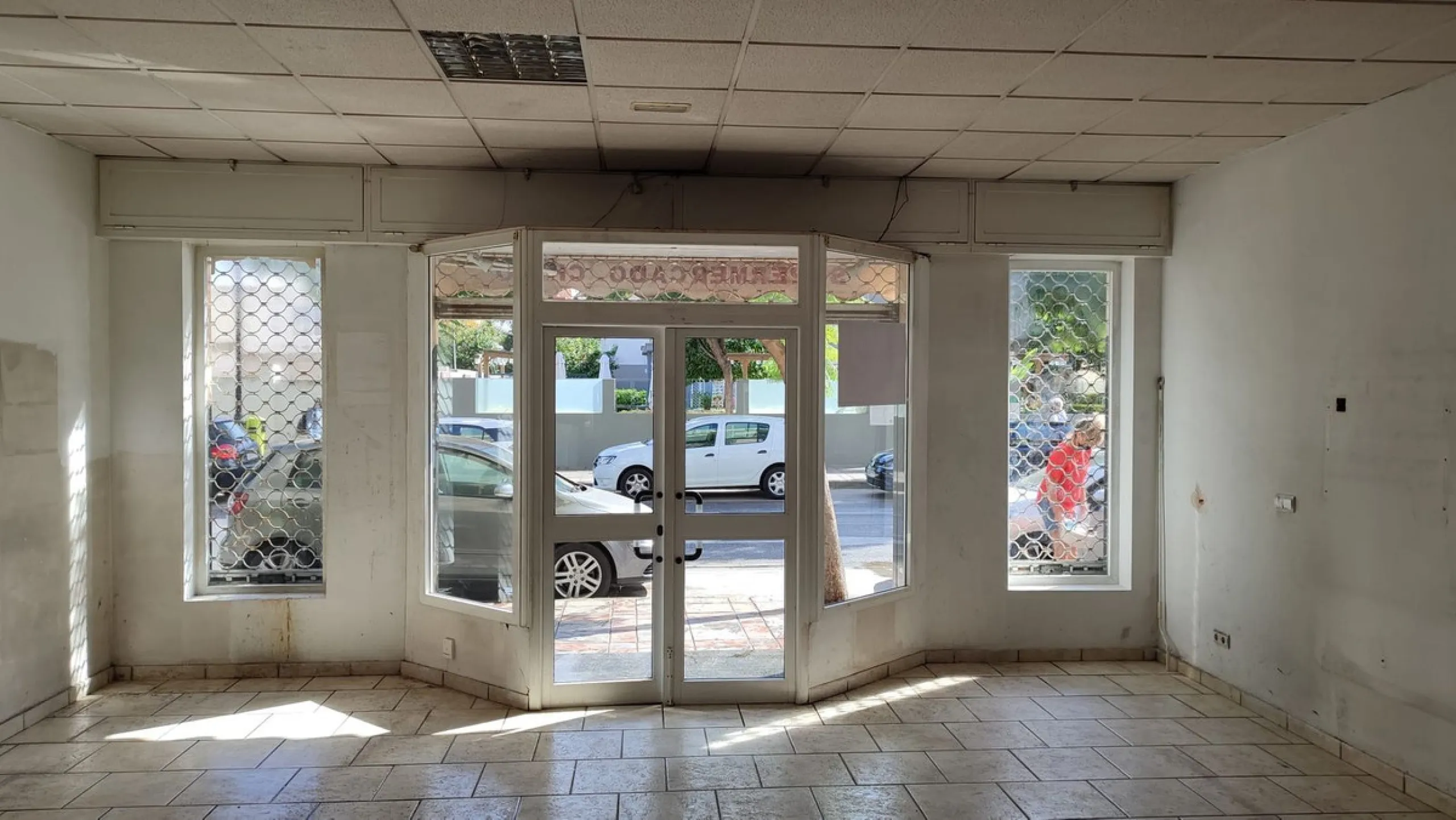 For sale two retable premises in the main avenue of Fuengirola, close to all services. Currently in the same registered property, you can later make a segregation. But they are two spacious premises with the facility to retabilize them by renting them out