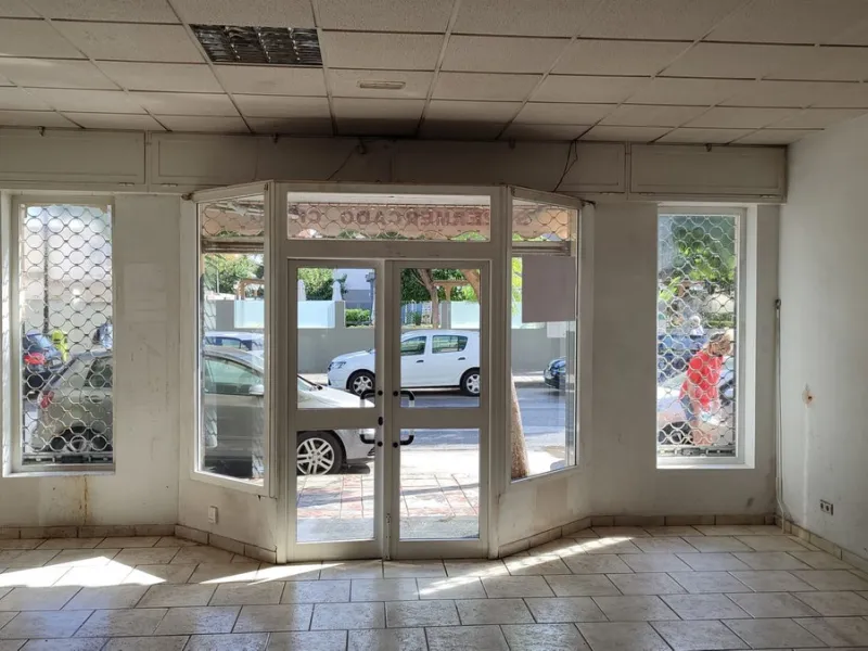For sale two retable premises in the main avenue of Fuengirola, close to all services. Currently in the same registered property, you can later make a segregation. But they are two spacious premises with the facility to retabilize them by renting them out