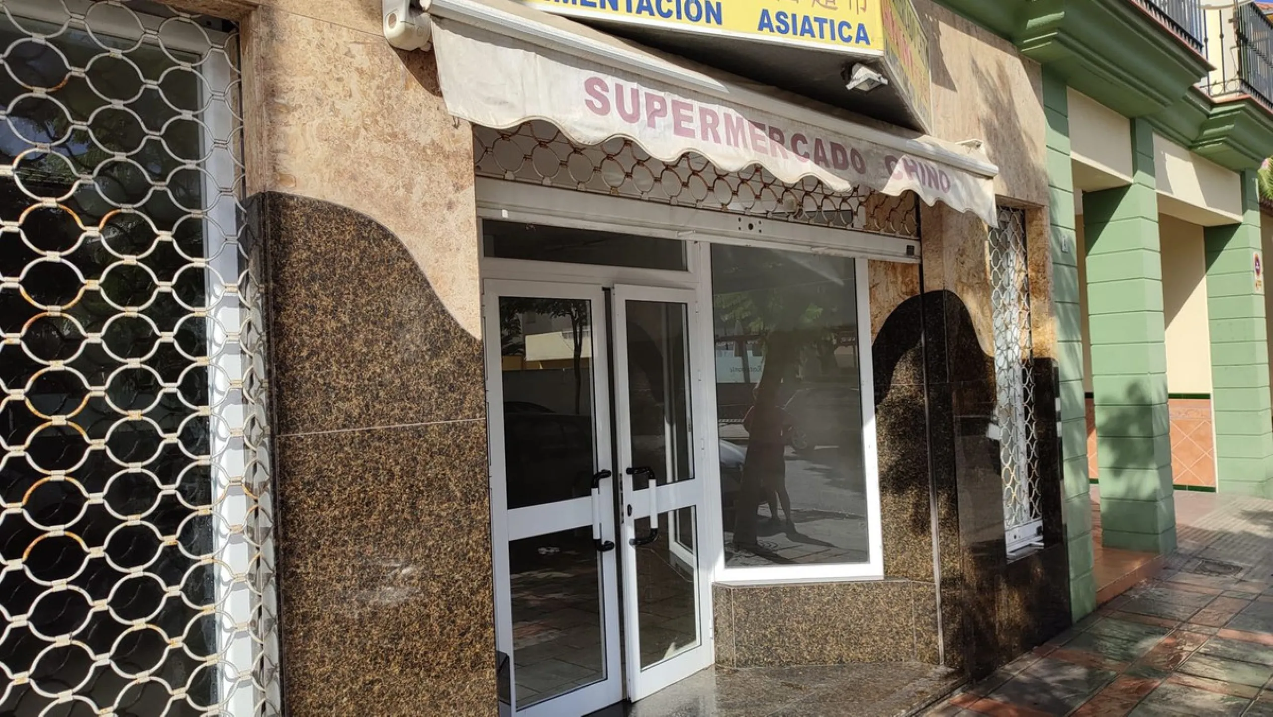 For sale two retable premises in the main avenue of Fuengirola, close to all services. Currently in the same registered property, you can later make a segregation. But they are two spacious premises with the facility to retabilize them by renting them out