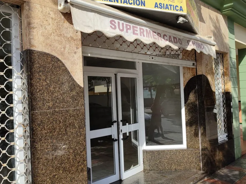 For sale two retable premises in the main avenue of Fuengirola, close to all services. Currently in the same registered property, you can later make a segregation. But they are two spacious premises with the facility to retabilize them by renting them out