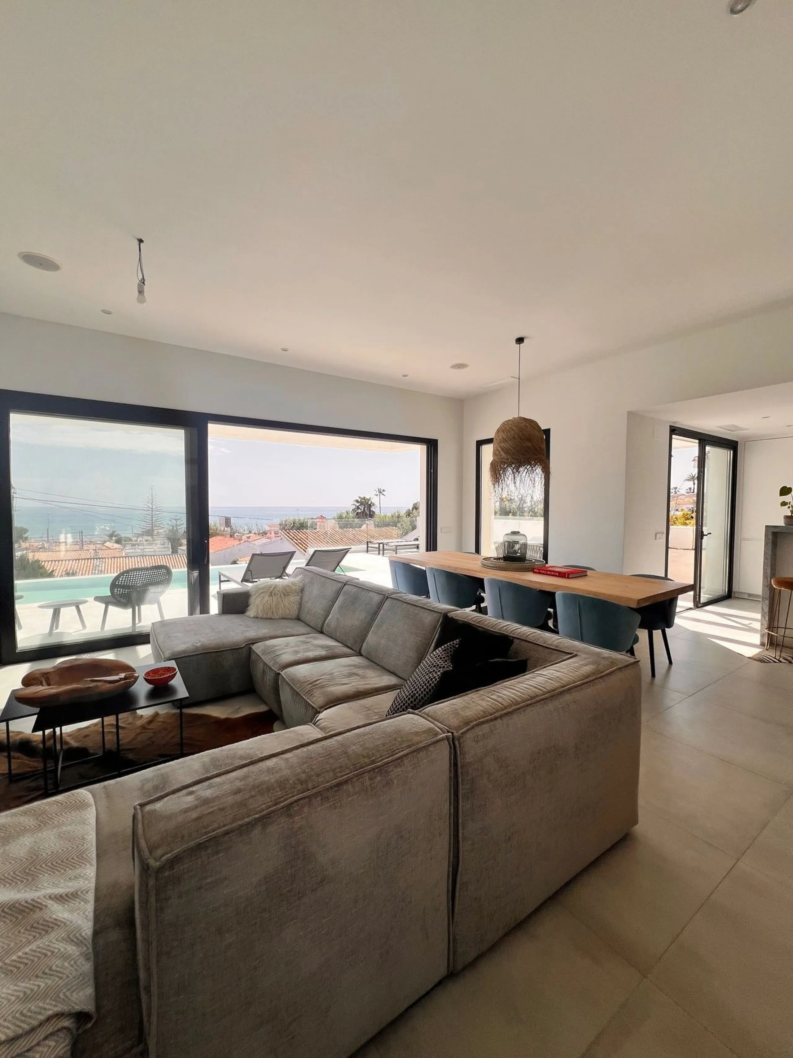 In an exceptional location, just 280 metres from the sea and the new El Chaparral promenade, you will find this impressive modern villa with truly fantastic panoramic sea views – a rarity at such a short distance from the coast.