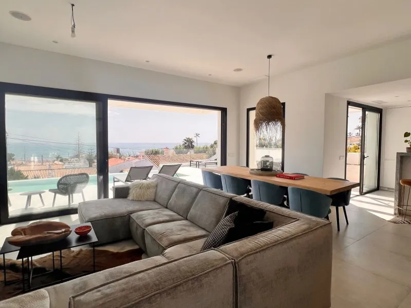 In an exceptional location, just 280 metres from the sea and the new El Chaparral promenade, you will find this impressive modern villa with truly fantastic panoramic sea views – a rarity at such a short distance from the coast.