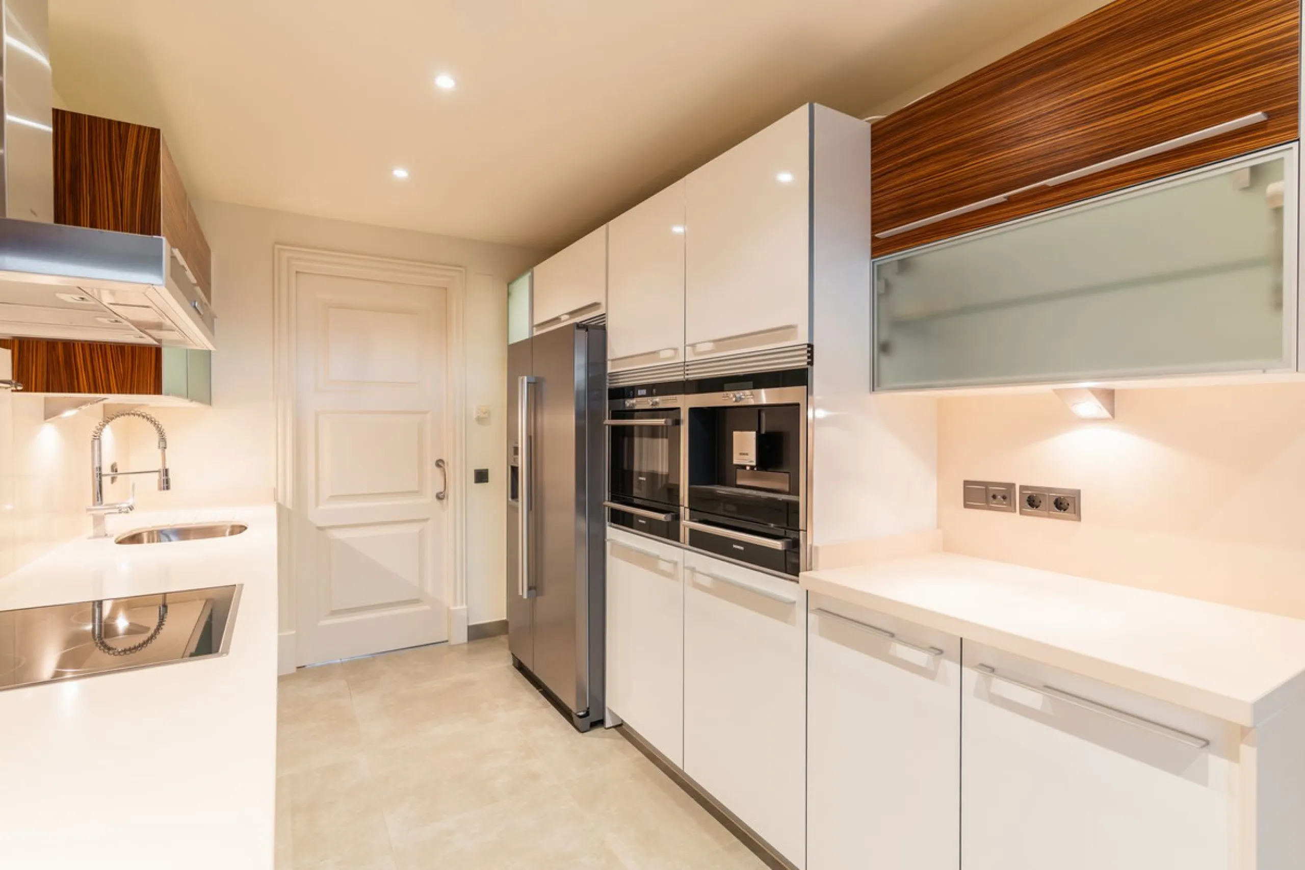 Exclusive apartment located in the prestigious Doncella Beach complex in Estepona, directly on the beachfront and within a short walking distance of the town centre. This is one of the last real opportunities to acquire a property of this calibre in such 