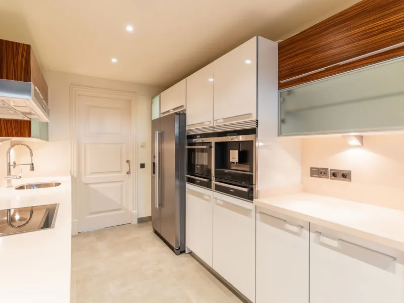 Exclusive apartment located in the prestigious Doncella Beach complex in Estepona, directly on the beachfront and within a short walking distance of the town centre. This is one of the last real opportunities to acquire a property of this calibre in such 