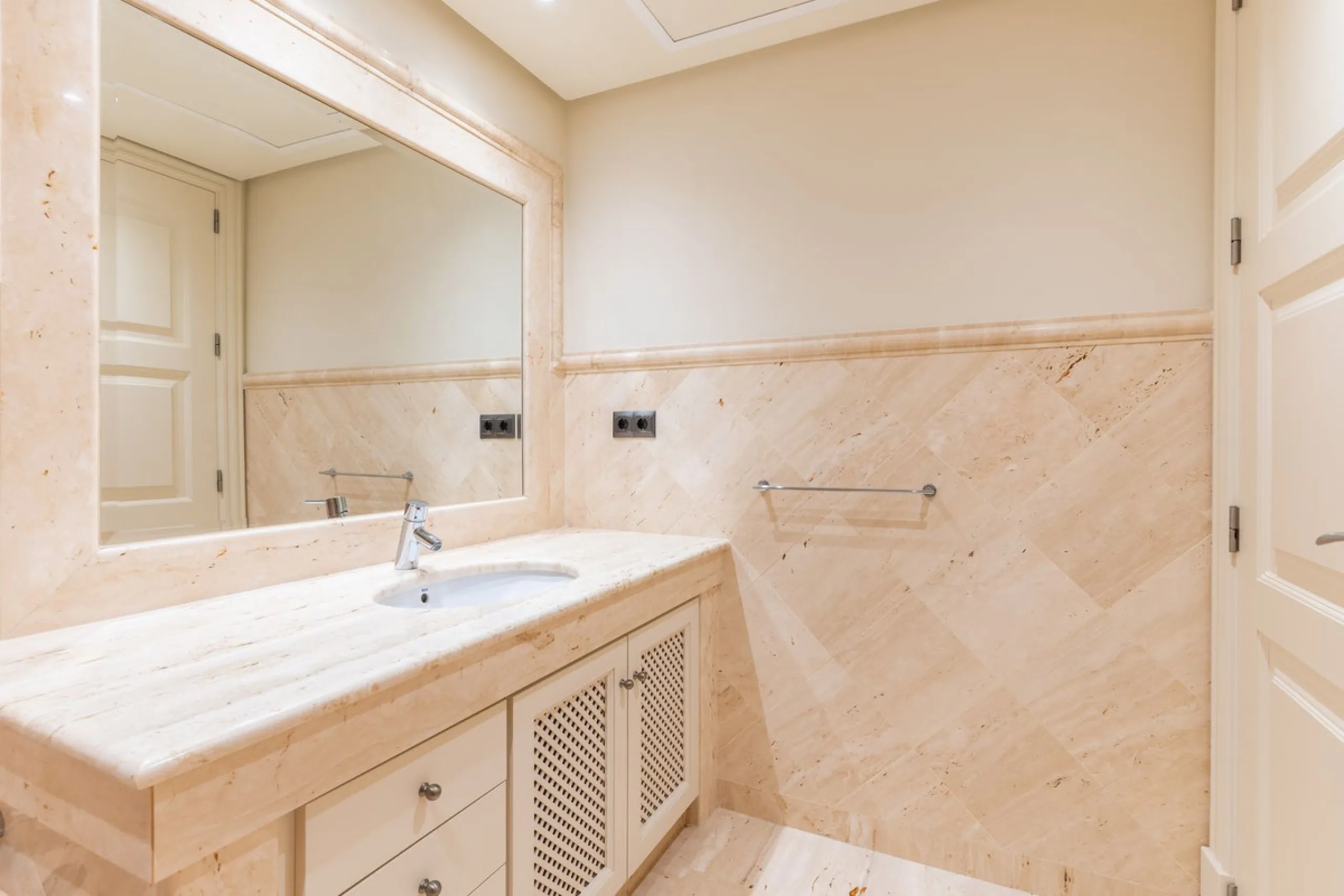Exclusive apartment located in the prestigious Doncella Beach complex in Estepona, directly on the beachfront and within a short walking distance of the town centre. This is one of the last real opportunities to acquire a property of this calibre in such 