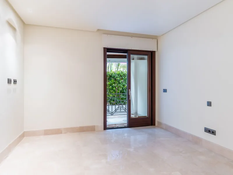 Exclusive apartment located in the prestigious Doncella Beach complex in Estepona, directly on the beachfront and within a short walking distance of the town centre. This is one of the last real opportunities to acquire a property of this calibre in such 
