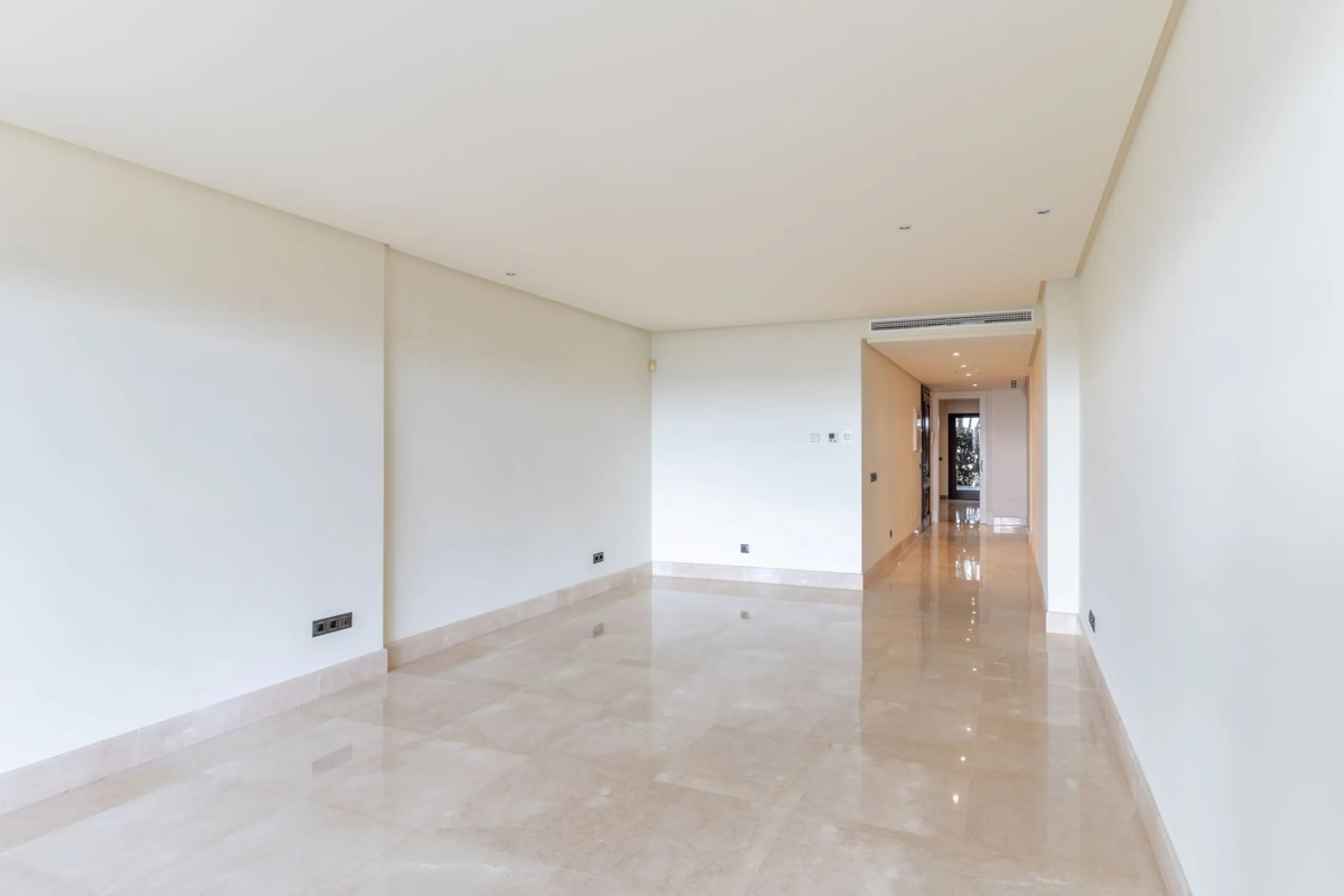 Exclusive apartment located in the prestigious Doncella Beach complex in Estepona, directly on the beachfront and within a short walking distance of the town centre. This is one of the last real opportunities to acquire a property of this calibre in such 