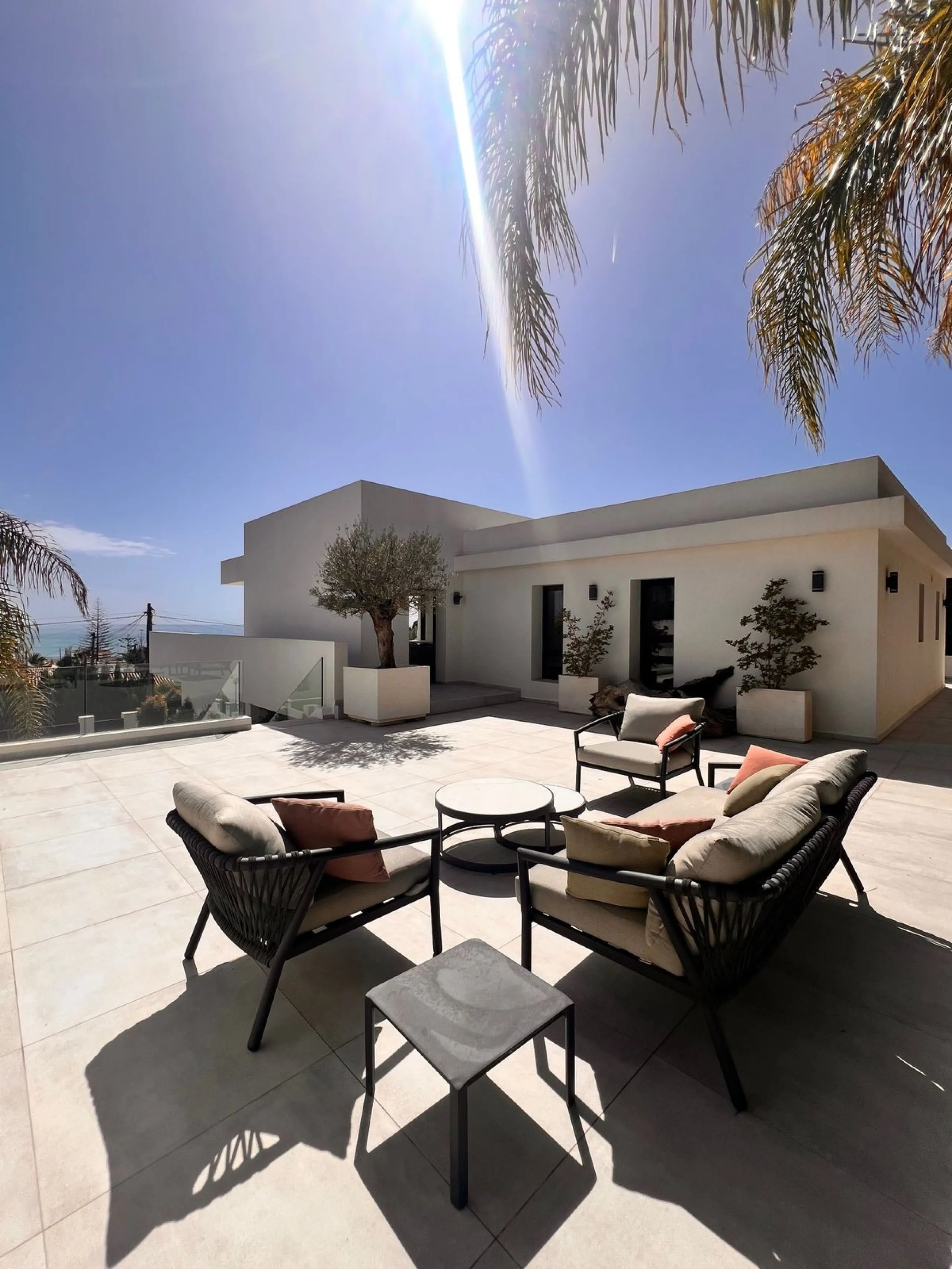 In an exceptional location, just 280 metres from the sea and the new El Chaparral promenade, you will find this impressive modern villa with truly fantastic panoramic sea views – a rarity at such a short distance from the coast.