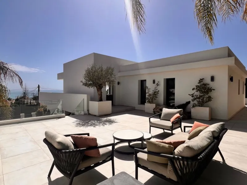 In an exceptional location, just 280 metres from the sea and the new El Chaparral promenade, you will find this impressive modern villa with truly fantastic panoramic sea views – a rarity at such a short distance from the coast.