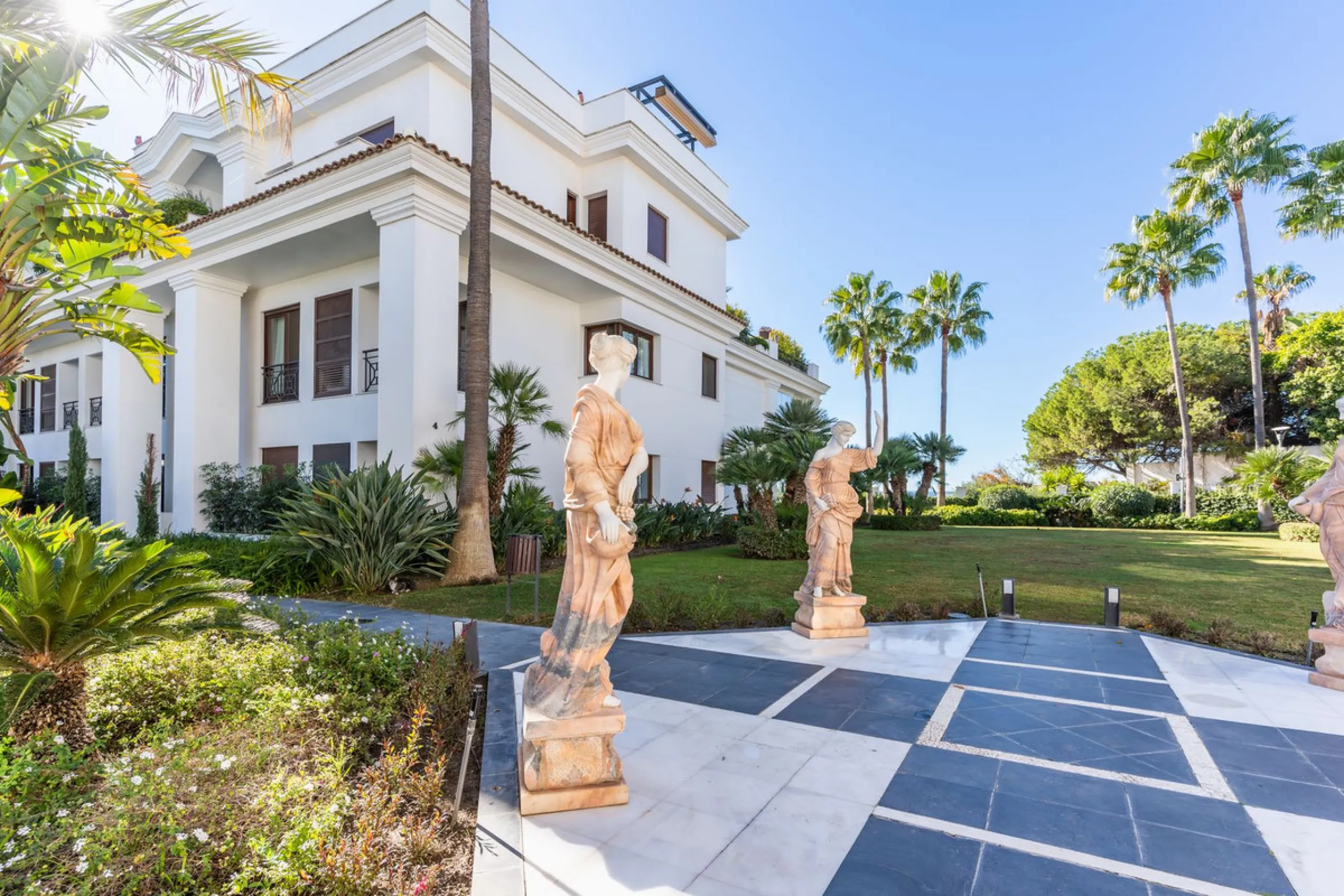 Exclusive apartment located in the prestigious Doncella Beach complex in Estepona, directly on the beachfront and within a short walking distance of the town centre. This is one of the last real opportunities to acquire a property of this calibre in such 
