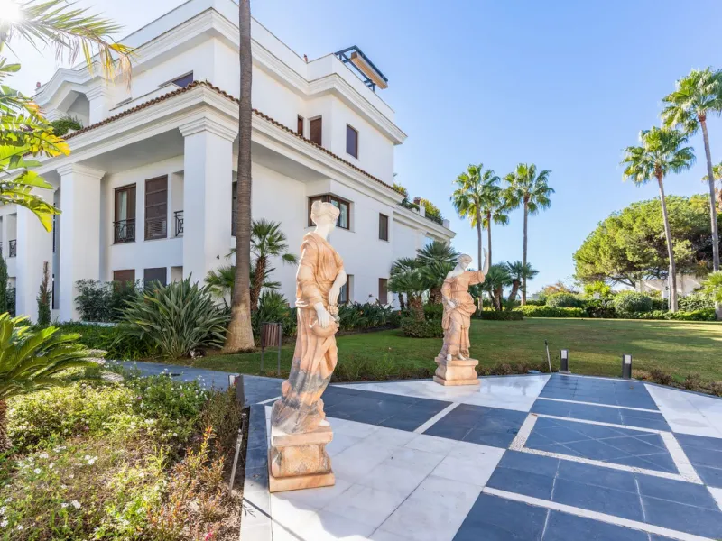 Exclusive apartment located in the prestigious Doncella Beach complex in Estepona, directly on the beachfront and within a short walking distance of the town centre. This is one of the last real opportunities to acquire a property of this calibre in such 