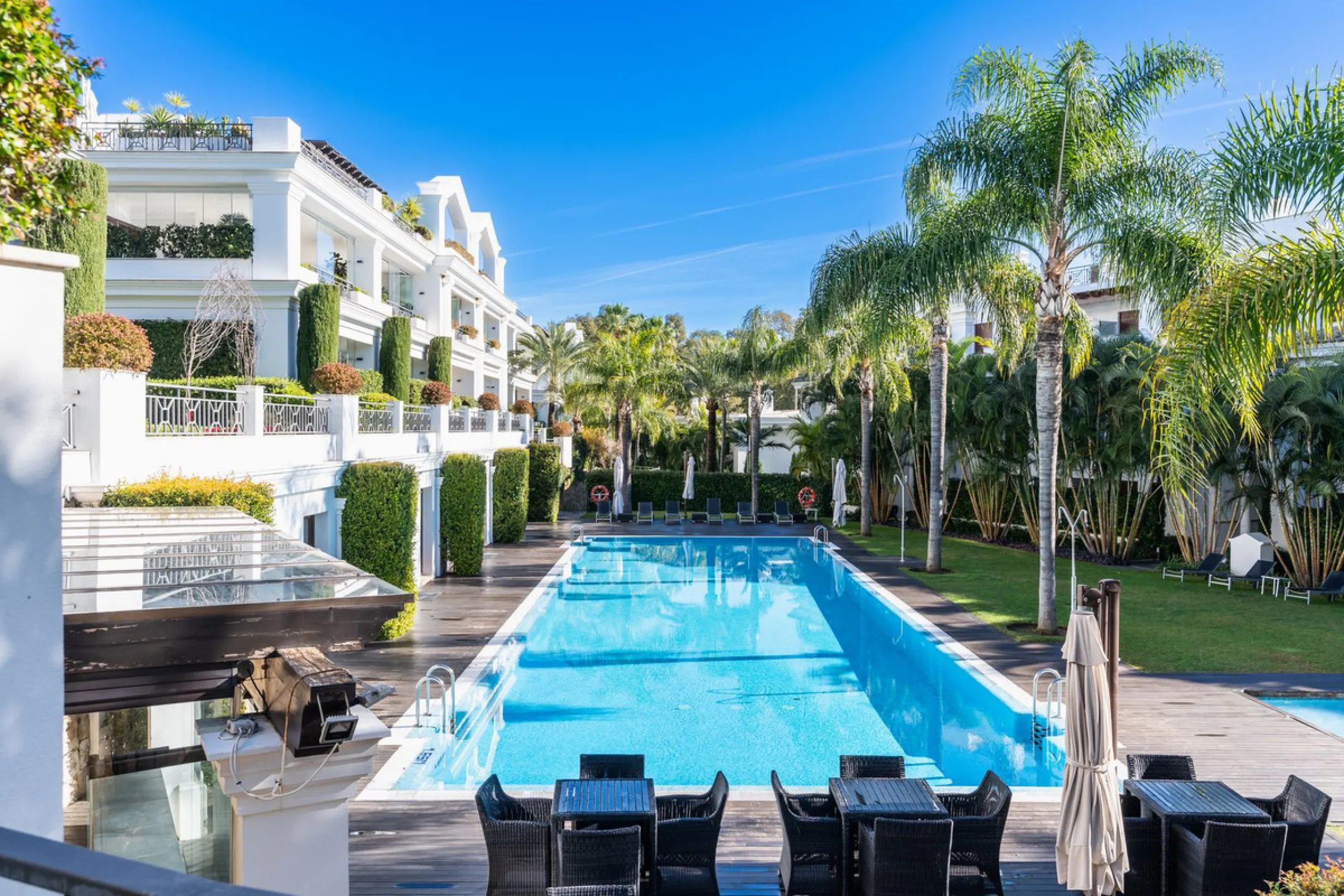 Exclusive apartment located in the prestigious Doncella Beach complex in Estepona, directly on the beachfront and within a short walking distance of the town centre. This is one of the last real opportunities to acquire a property of this calibre in such 