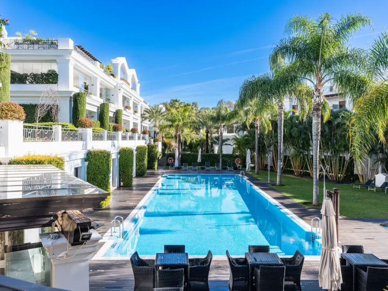 Exclusive apartment located in the prestigious Doncella Beach complex in Estepona, directly on the beachfront and within a short walking distance of the town centre. This is one of the last real opportunities to acquire a property of this calibre in such 