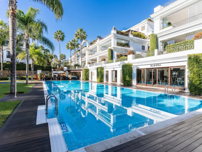 Exclusive apartment located in the prestigious Doncella Beach complex in Estepona, directly on the beachfront and within a short walking distance of the town centre. This is one of the last real opportunities to acquire a property of this calibre in such 