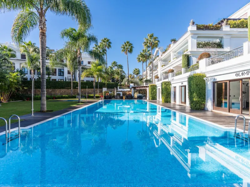 Exclusive apartment located in the prestigious Doncella Beach complex in Estepona, directly on the beachfront and within a short walking distance of the town centre. This is one of the last real opportunities to acquire a property of this calibre in such 