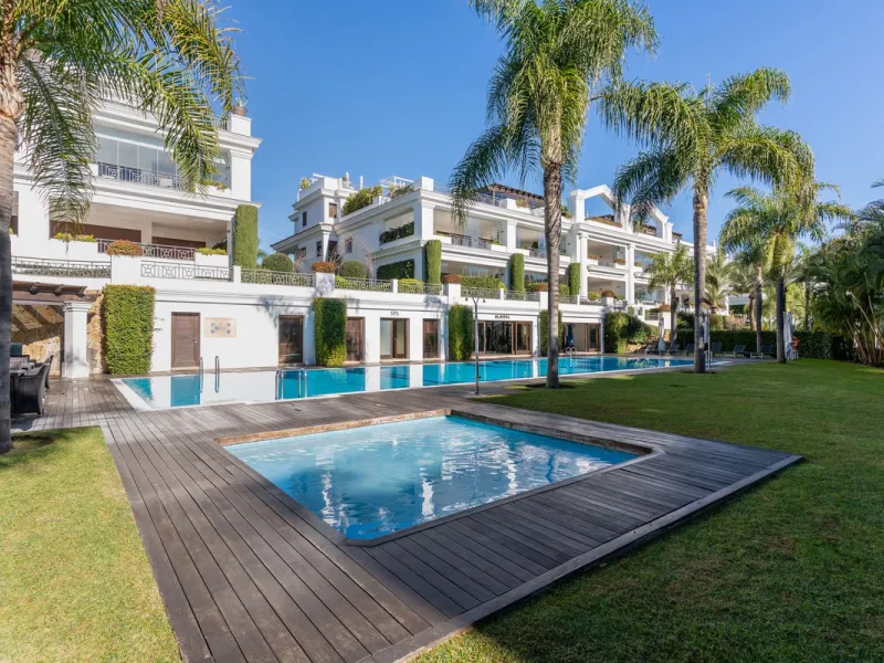 Exclusive apartment located in the prestigious Doncella Beach complex in Estepona, directly on the beachfront and within a short walking distance of the town centre. This is one of the last real opportunities to acquire a property of this calibre in such 