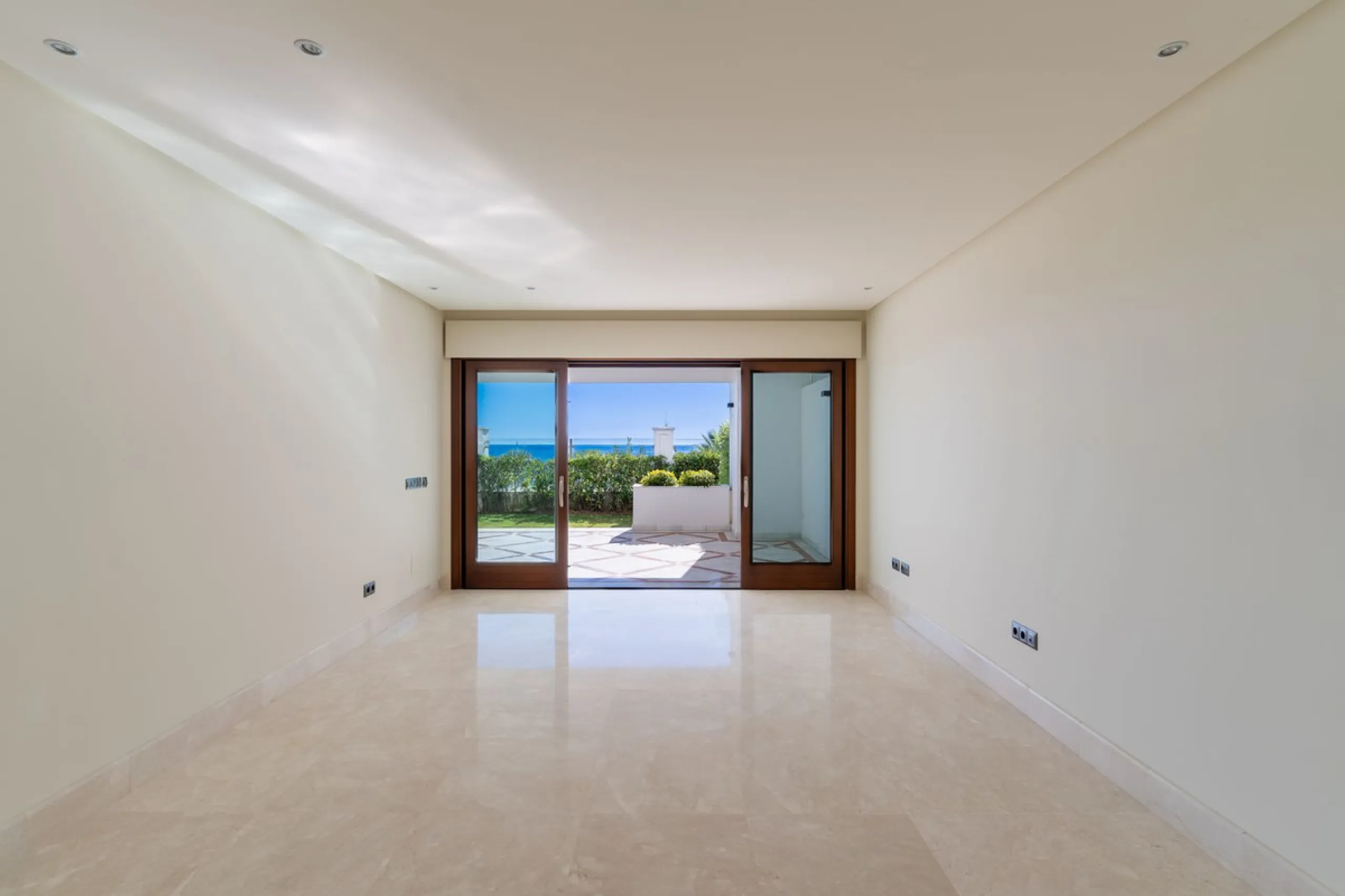 Exclusive apartment located in the prestigious Doncella Beach complex in Estepona, directly on the beachfront and within a short walking distance of the town centre. This is one of the last real opportunities to acquire a property of this calibre in such 