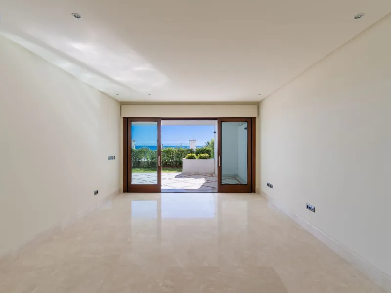 Exclusive apartment located in the prestigious Doncella Beach complex in Estepona, directly on the beachfront and within a short walking distance of the town centre. This is one of the last real opportunities to acquire a property of this calibre in such 