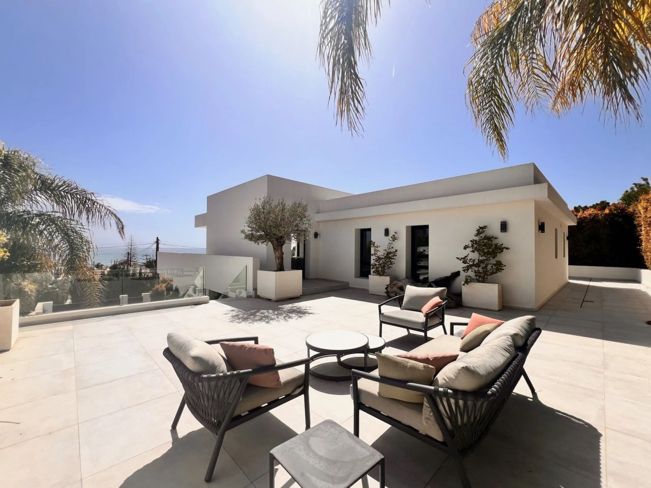 In an exceptional location, just 280 metres from the sea and the new El Chaparral promenade, you will find this impressive modern villa with truly fantastic panoramic sea views – a rarity at such a short distance from the coast.