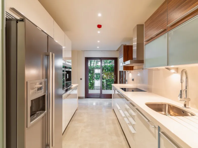 Exclusive apartment located in the prestigious Doncella Beach complex in Estepona, directly on the beachfront and within a short walking distance of the town centre. This represents one of the last real opportunities to acquire a property of this calibre 