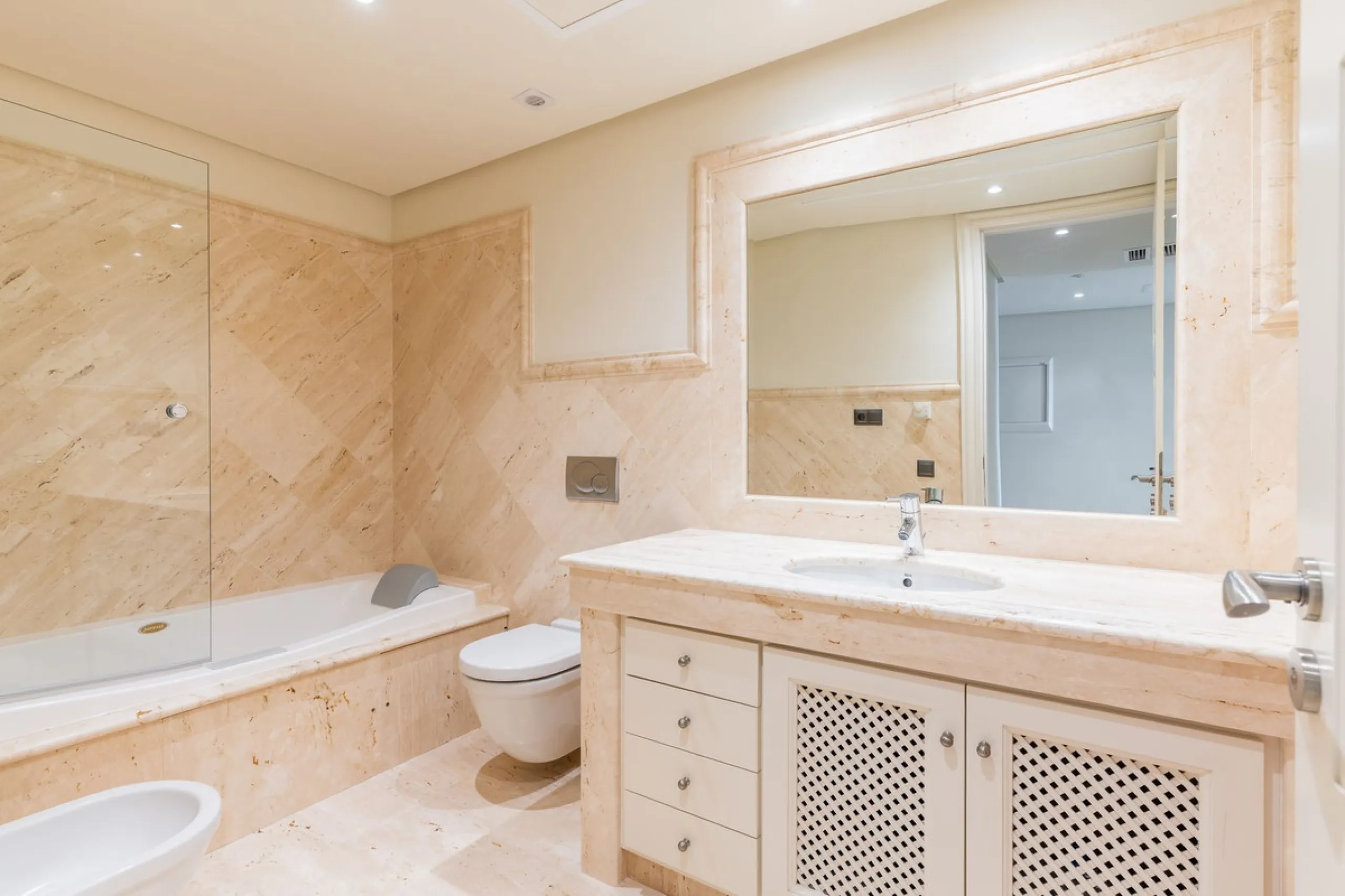 Apartment - Ground Floor Apartment в продаже в Estepona, Málaga. В доме 2 спален и 2 ванных комнат. Площадь дома 115 м². Площадь участка 38 м²