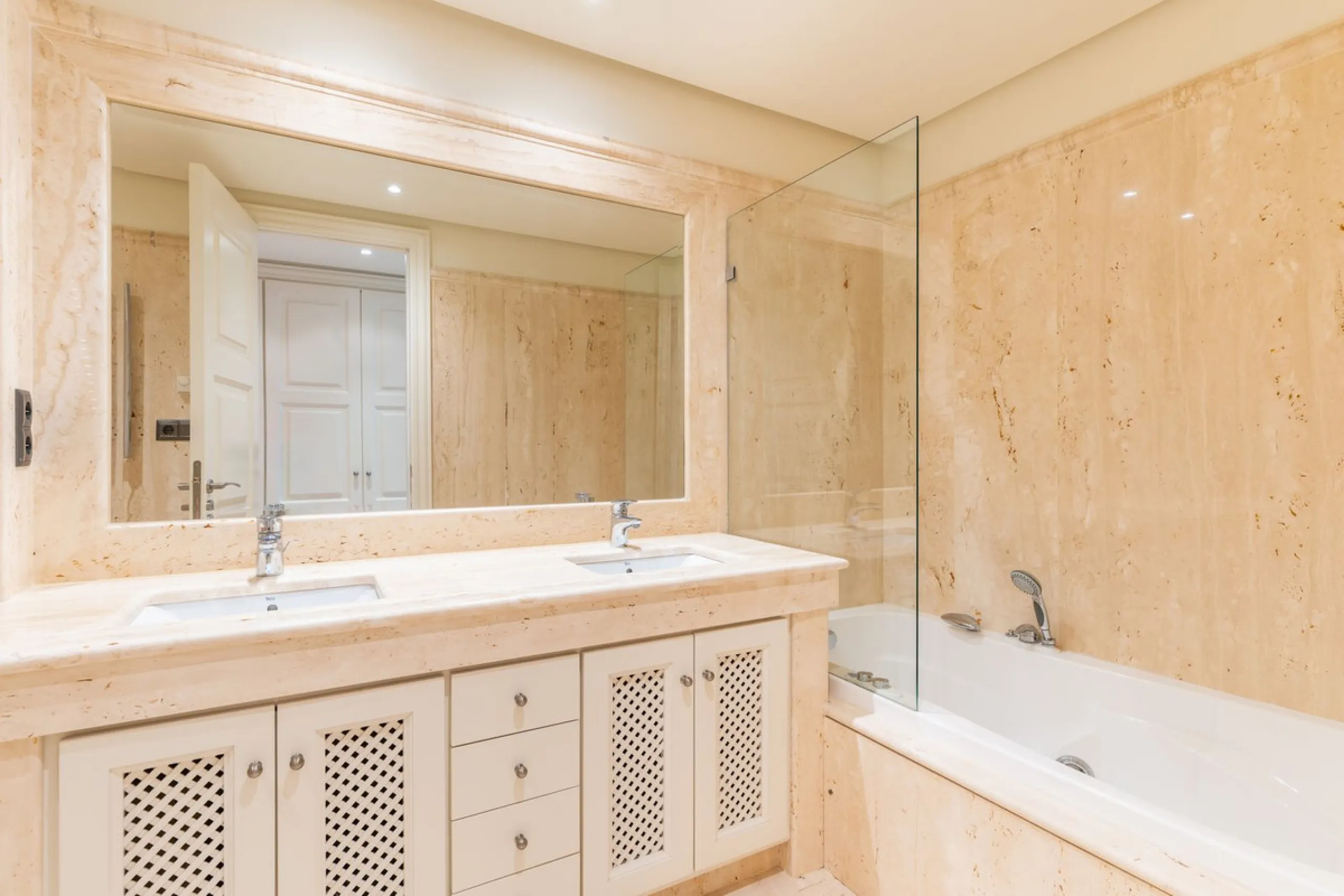 Apartment - Ground Floor Apartment в продаже в Estepona, Málaga. В доме 2 спален и 2 ванных комнат. Площадь дома 115 м². Площадь участка 38 м²