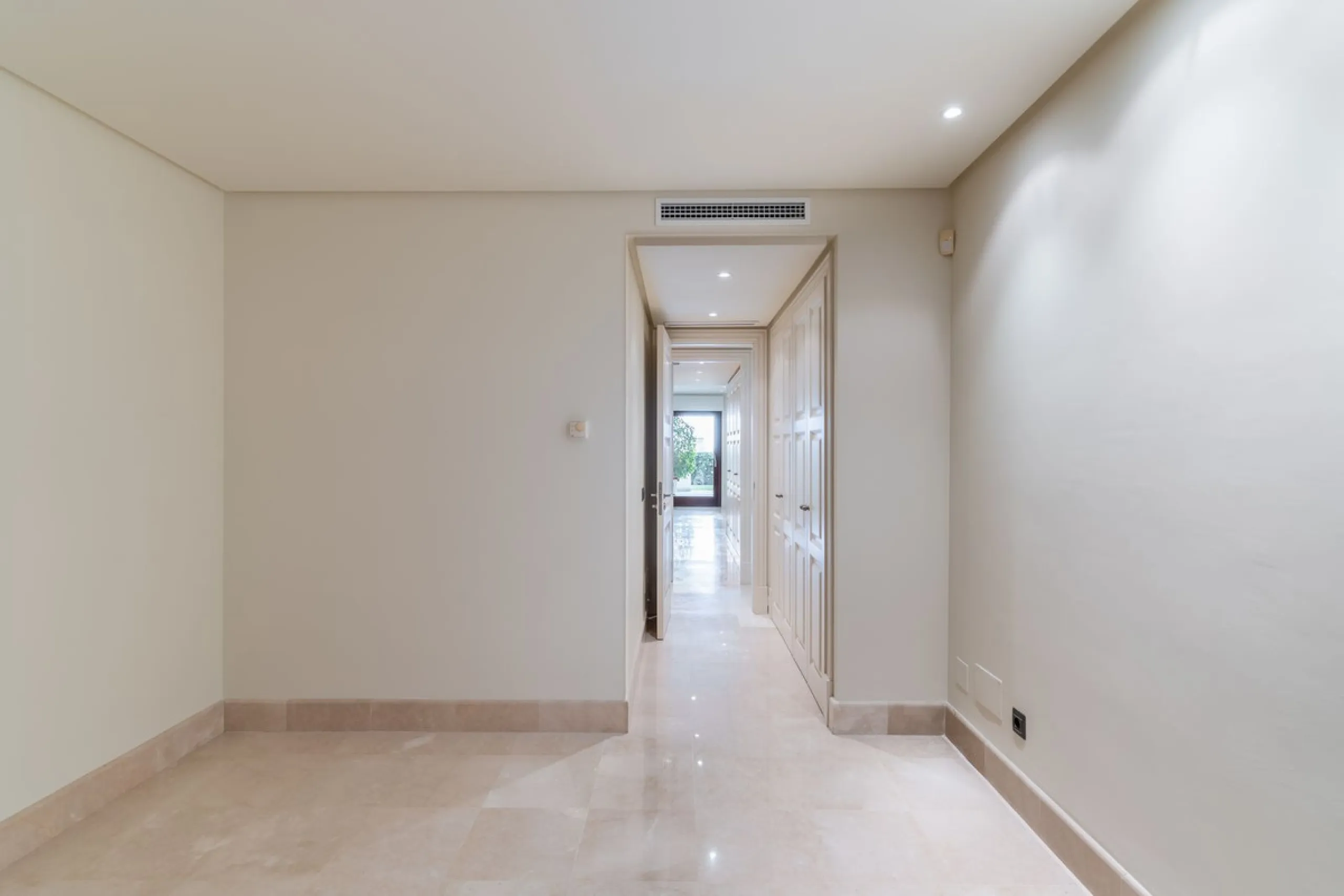 Apartment - Ground Floor Apartment в продаже в Estepona, Málaga. В доме 2 спален и 2 ванных комнат. Площадь дома 115 м². Площадь участка 38 м²