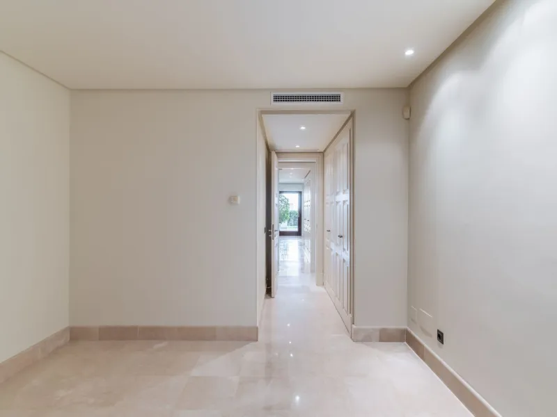 Apartment - Ground Floor Apartment в продаже в Estepona, Málaga. В доме 2 спален и 2 ванных комнат. Площадь дома 115 м². Площадь участка 38 м²