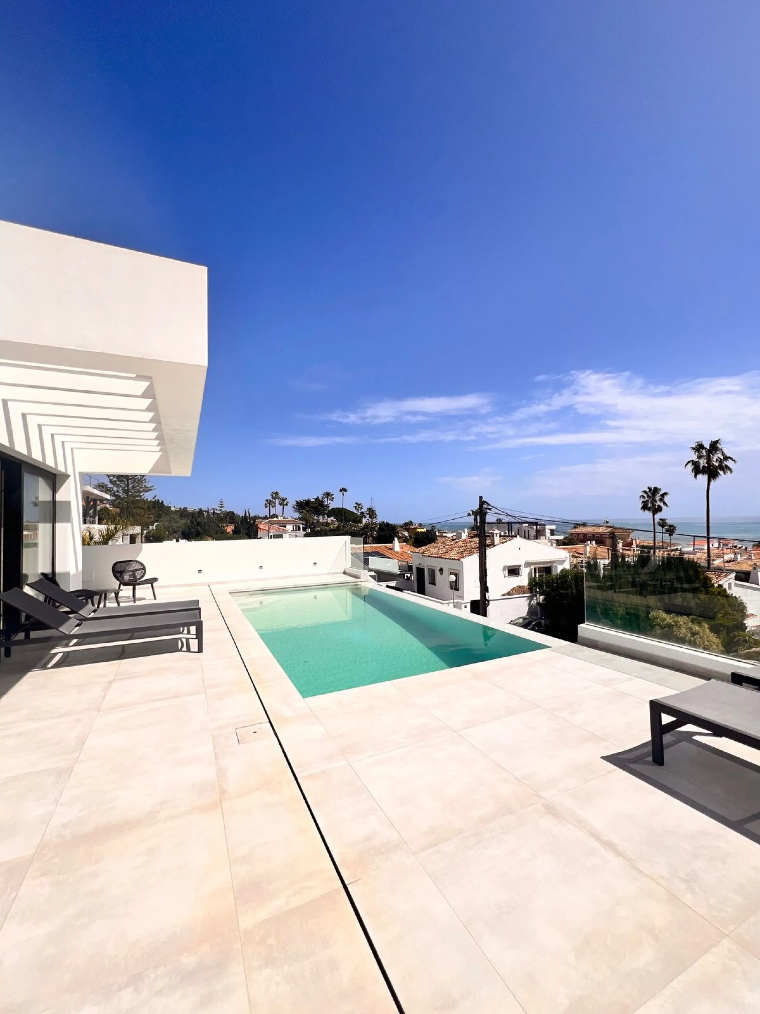 In an exceptional location, just 280 metres from the sea and the new El Chaparral promenade, you will find this impressive modern villa with truly fantastic panoramic sea views – a rarity at such a short distance from the coast.