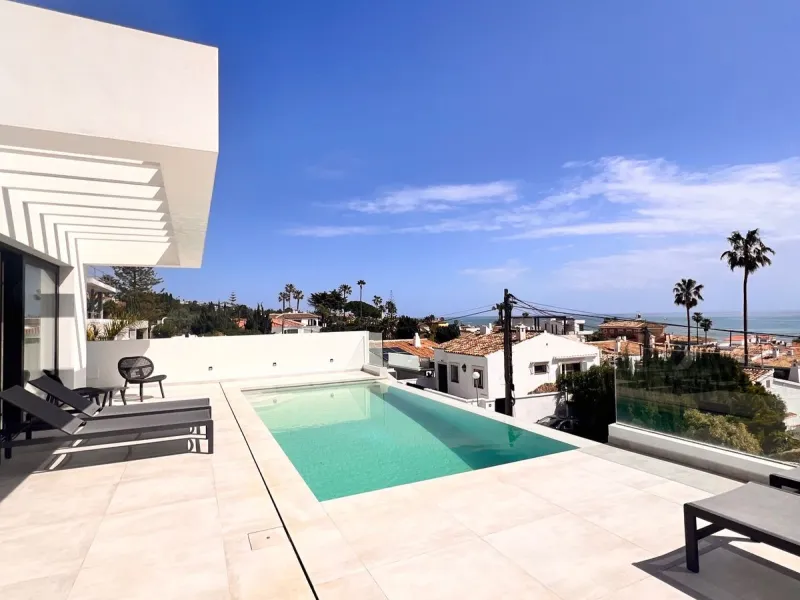 In an exceptional location, just 280 metres from the sea and the new El Chaparral promenade, you will find this impressive modern villa with truly fantastic panoramic sea views – a rarity at such a short distance from the coast.