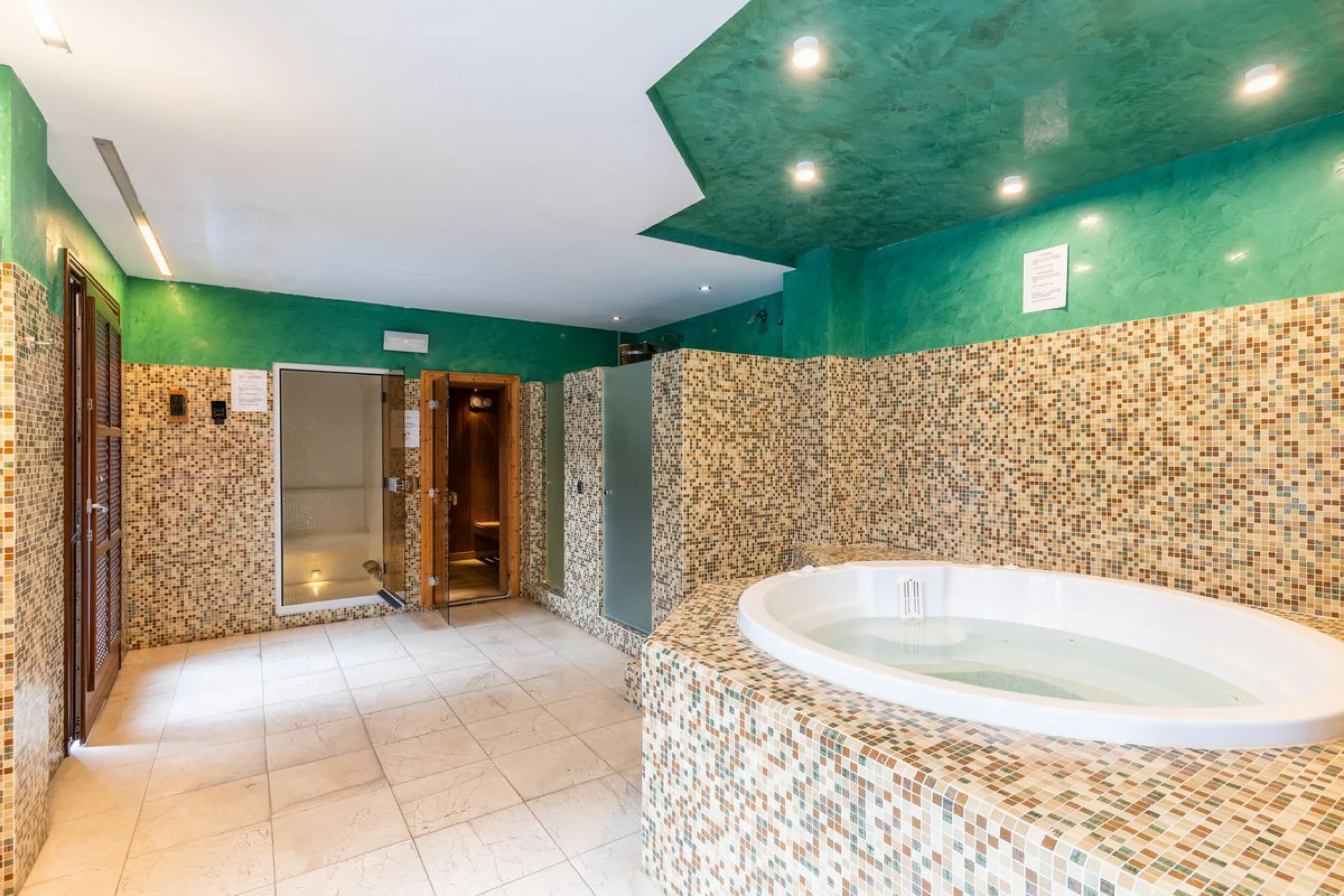 Apartment - Ground Floor Apartment в продаже в Estepona, Málaga. В доме 2 спален и 2 ванных комнат. Площадь дома 115 м². Площадь участка 38 м²