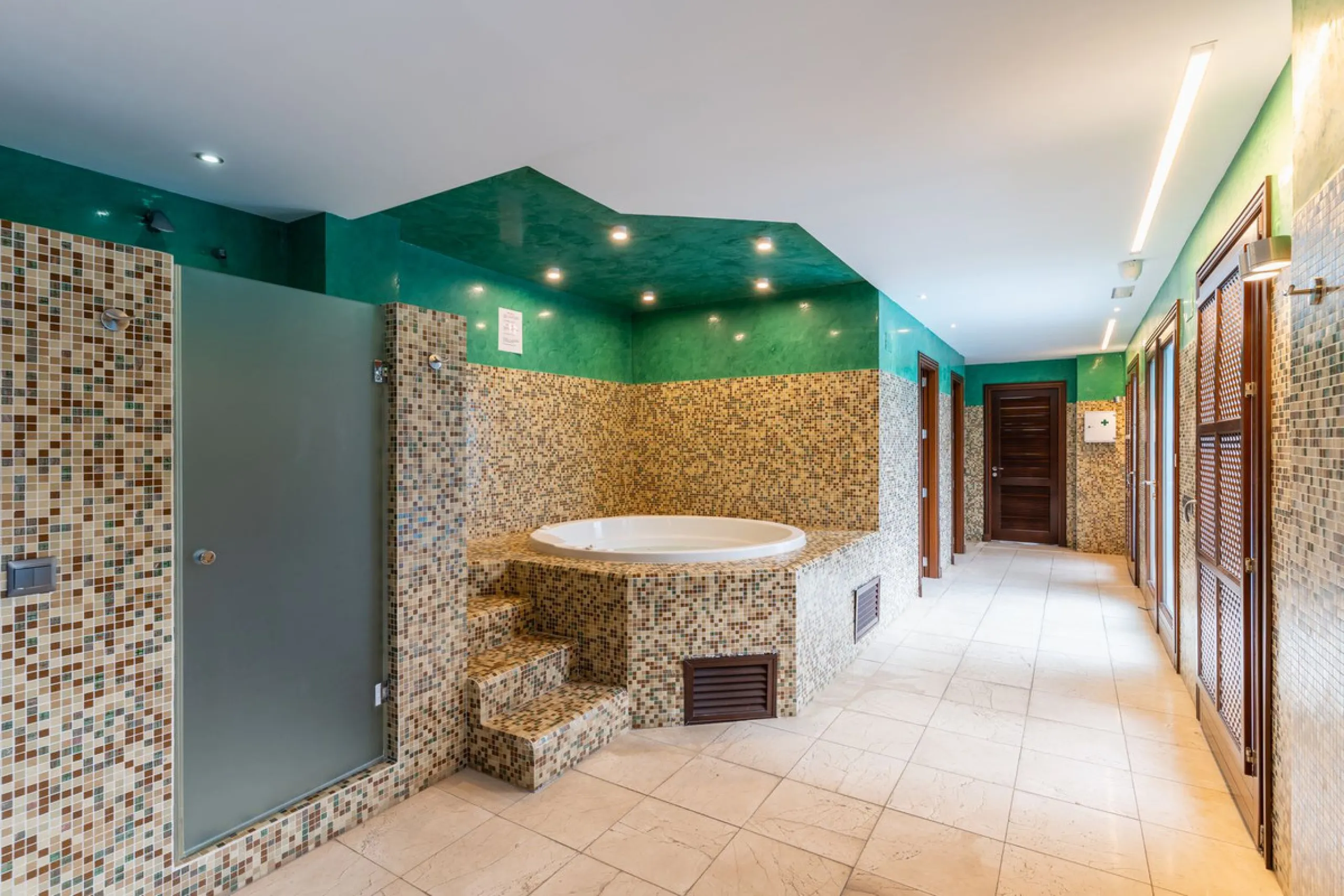 Apartment - Ground Floor Apartment в продаже в Estepona, Málaga. В доме 2 спален и 2 ванных комнат. Площадь дома 115 м². Площадь участка 38 м²