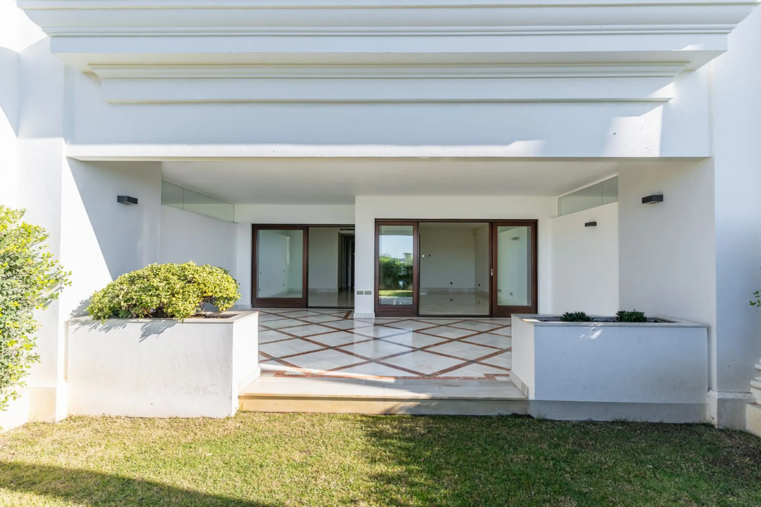 Apartment - Ground Floor Apartment в продаже в Estepona, Málaga. В доме 2 спален и 2 ванных комнат. Площадь дома 115 м². Площадь участка 38 м²