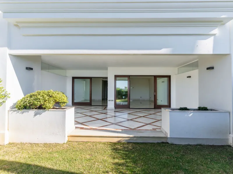 Apartment - Ground Floor Apartment в продаже в Estepona, Málaga. В доме 2 спален и 2 ванных комнат. Площадь дома 115 м². Площадь участка 38 м²