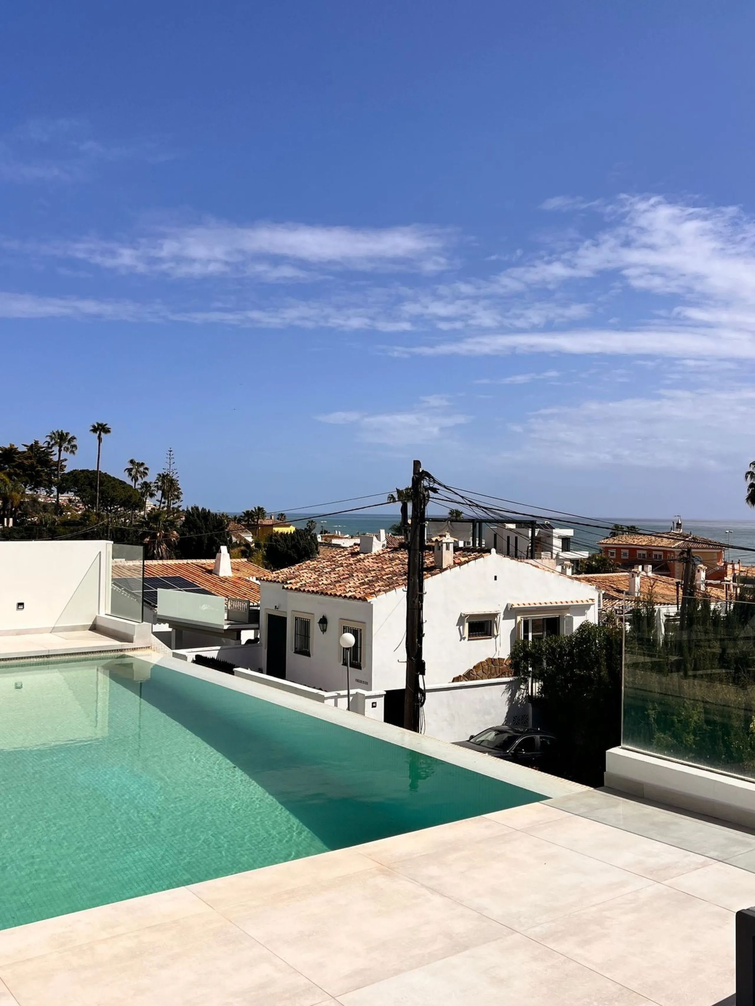 In an exceptional location, just 280 metres from the sea and the new El Chaparral promenade, you will find this impressive modern villa with truly fantastic panoramic sea views – a rarity at such a short distance from the coast.