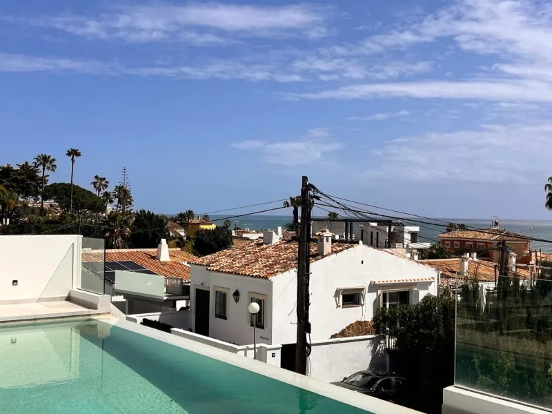 In an exceptional location, just 280 metres from the sea and the new El Chaparral promenade, you will find this impressive modern villa with truly fantastic panoramic sea views – a rarity at such a short distance from the coast.