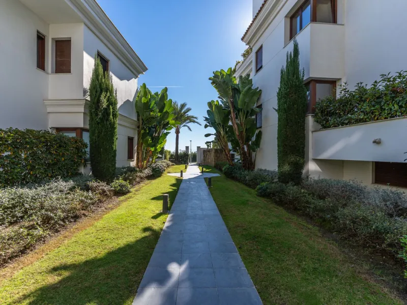 Apartment - Ground Floor Apartment в продаже в Estepona, Málaga. В доме 2 спален и 2 ванных комнат. Площадь дома 115 м². Площадь участка 38 м²