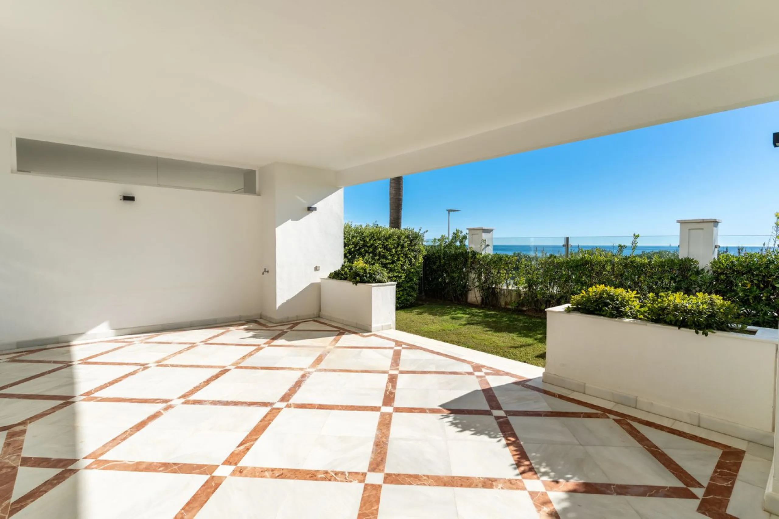 Apartment - Ground Floor Apartment в продаже в Estepona, Málaga. В доме 2 спален и 2 ванных комнат. Площадь дома 115 м². Площадь участка 38 м²