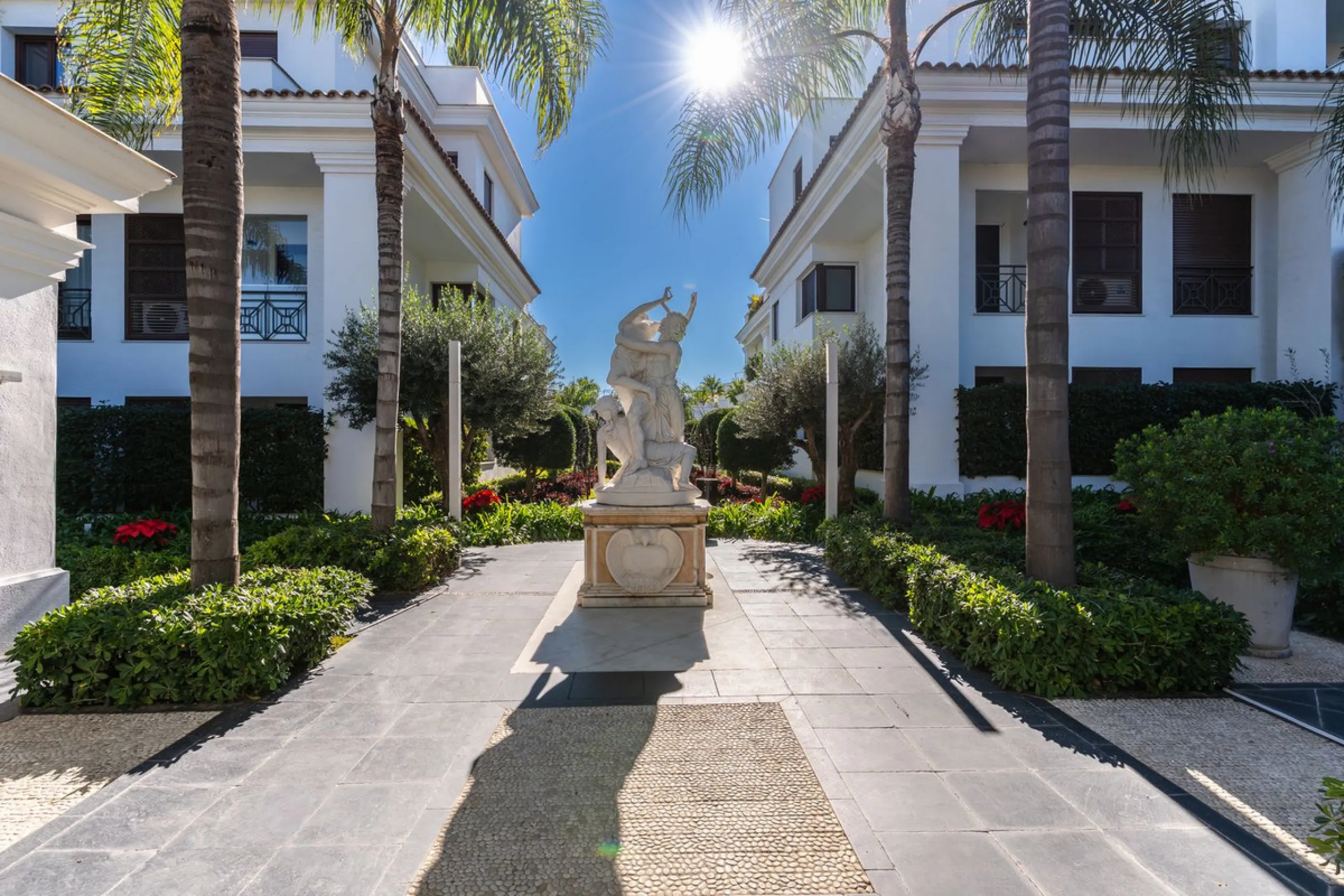 Apartment - Ground Floor Apartment в продаже в Estepona, Málaga. В доме 2 спален и 2 ванных комнат. Площадь дома 115 м². Площадь участка 38 м²