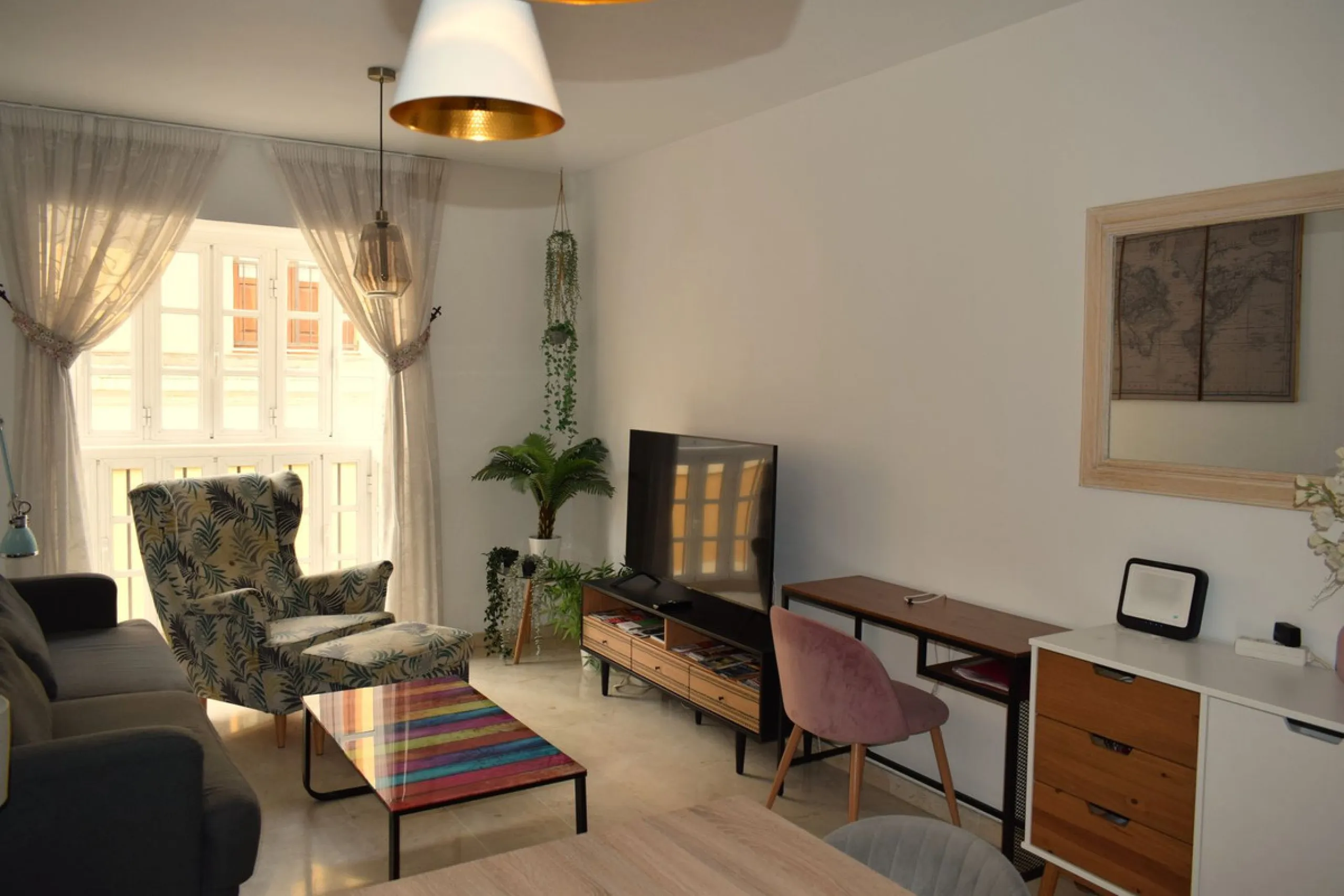 We are offering this magnificent apartment with a Tourist License for sale. It is located at Avenida La Rosaleda 21, next to the river. The apartment is fully furnished and decorated with the latest trends. It is a first-floor apartment with a south-facin