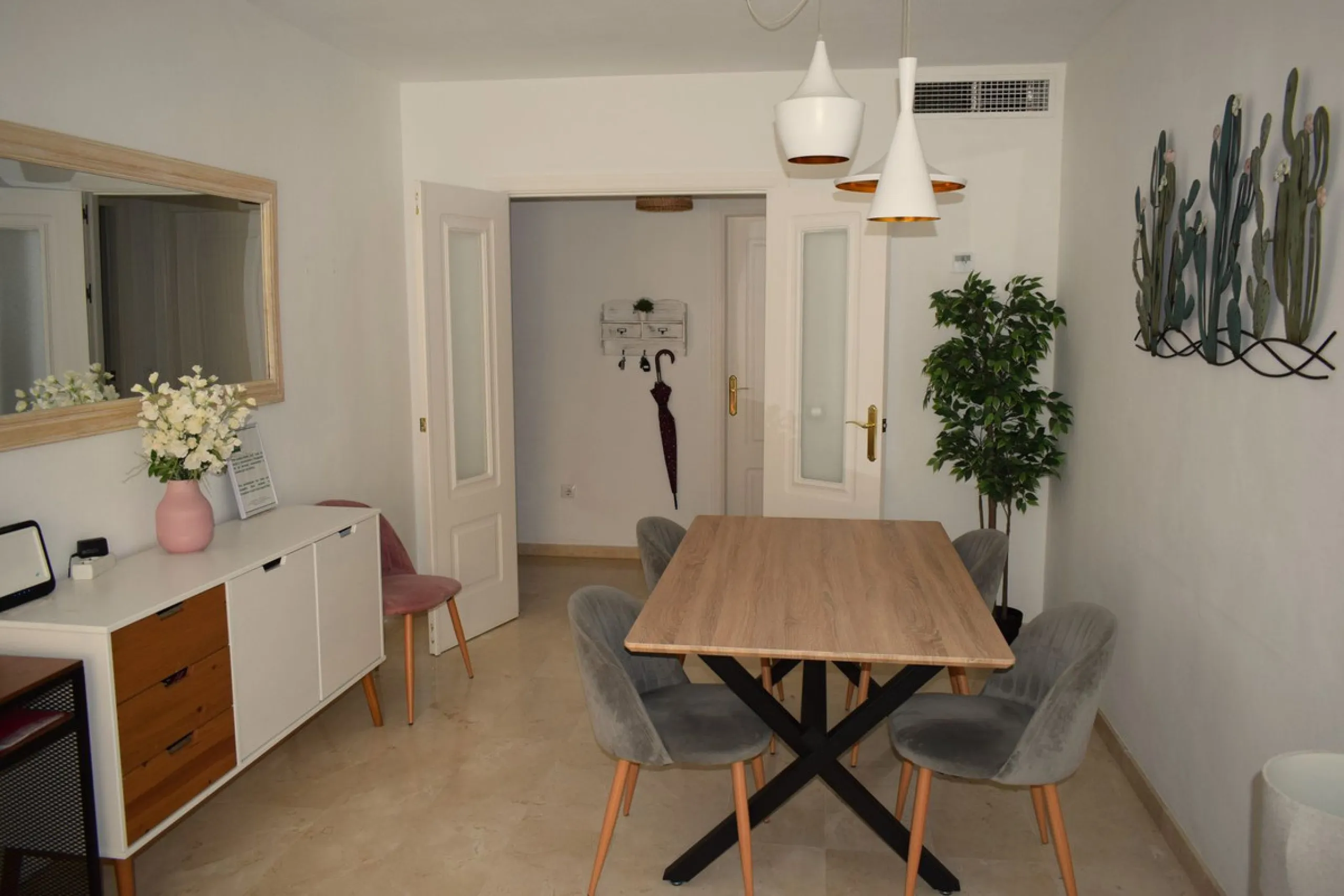 We are offering this magnificent apartment with a Tourist License for sale. It is located at Avenida La Rosaleda 21, next to the river. The apartment is fully furnished and decorated with the latest trends. It is a first-floor apartment with a south-facin