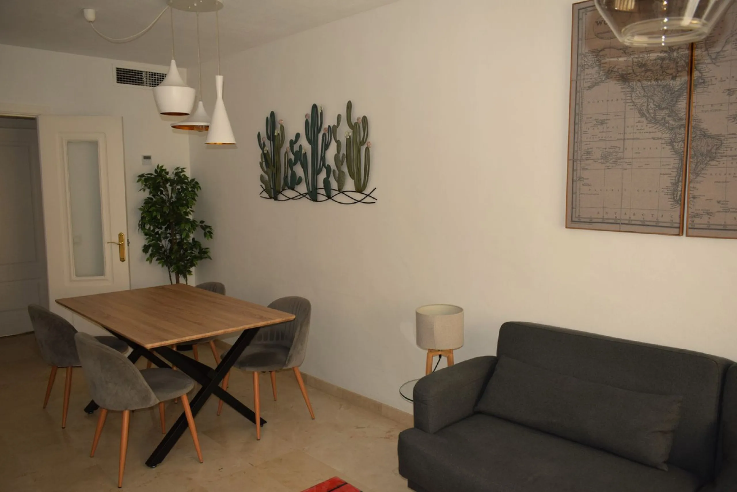 We are offering this magnificent apartment with a Tourist License for sale. It is located at Avenida La Rosaleda 21, next to the river. The apartment is fully furnished and decorated with the latest trends. It is a first-floor apartment with a south-facin