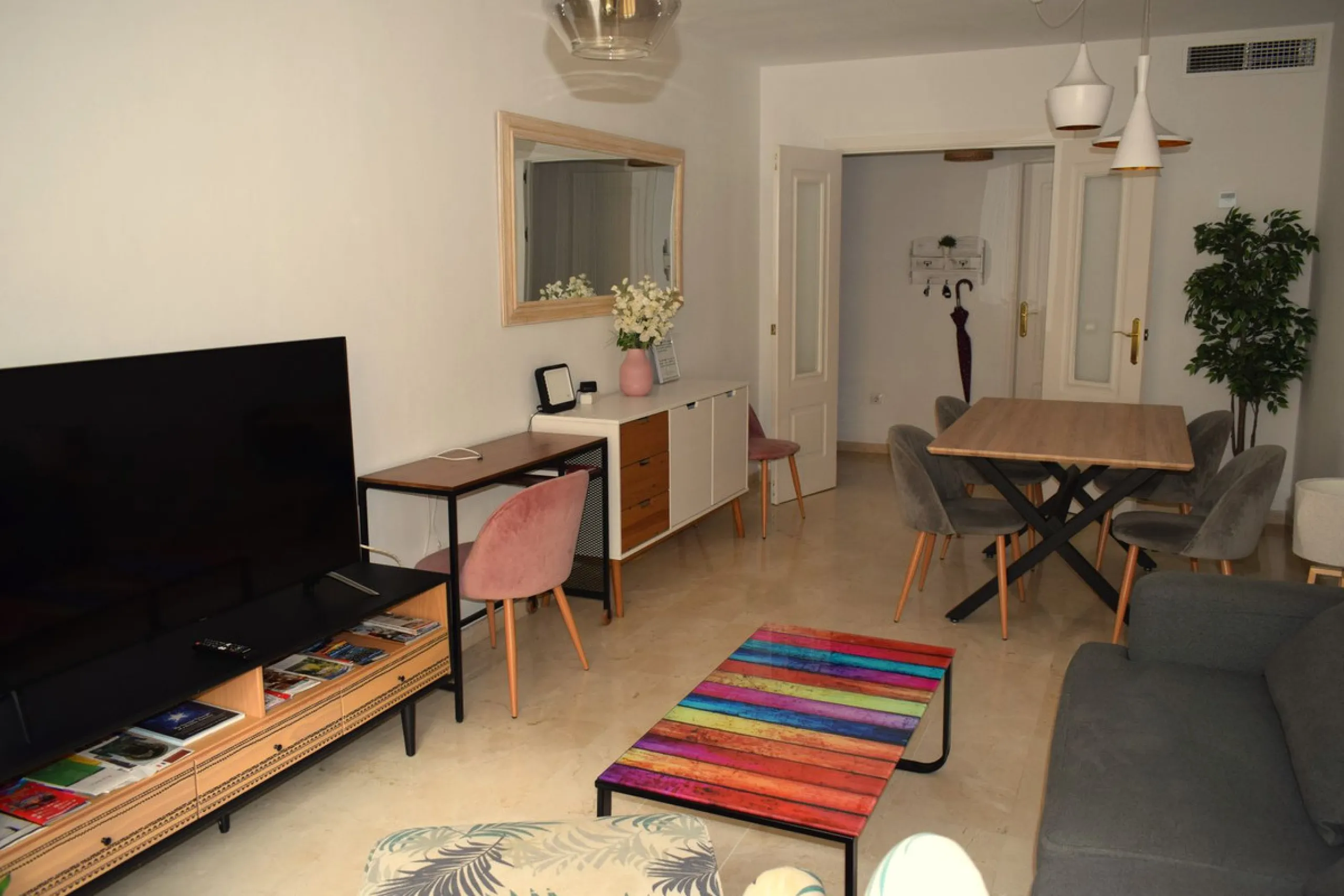 We are offering this magnificent apartment with a Tourist License for sale. It is located at Avenida La Rosaleda 21, next to the river. The apartment is fully furnished and decorated with the latest trends. It is a first-floor apartment with a south-facin