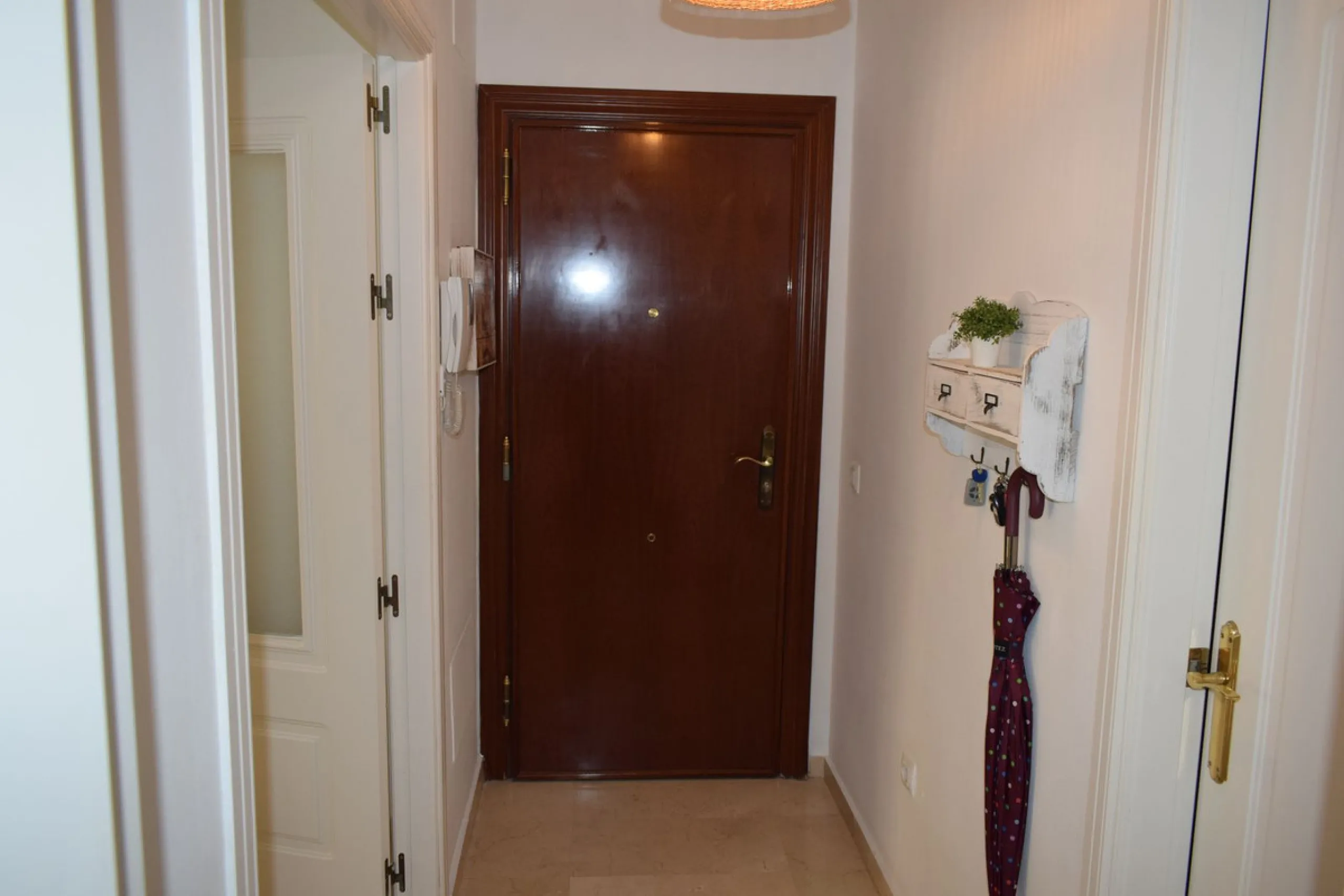 We are offering this magnificent apartment with a Tourist License for sale. It is located at Avenida La Rosaleda 21, next to the river. The apartment is fully furnished and decorated with the latest trends. It is a first-floor apartment with a south-facin
