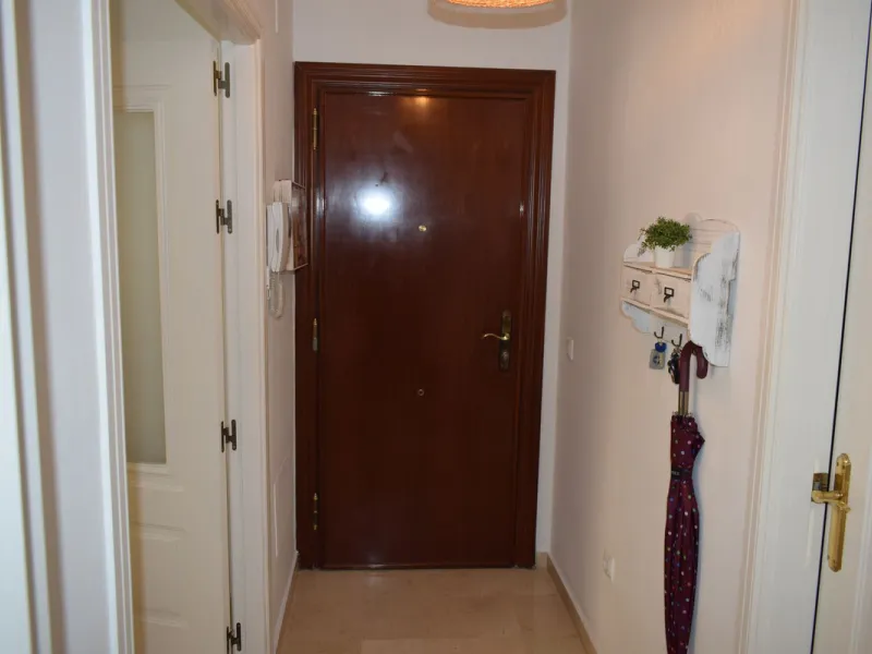 We are offering this magnificent apartment with a Tourist License for sale. It is located at Avenida La Rosaleda 21, next to the river. The apartment is fully furnished and decorated with the latest trends. It is a first-floor apartment with a south-facin