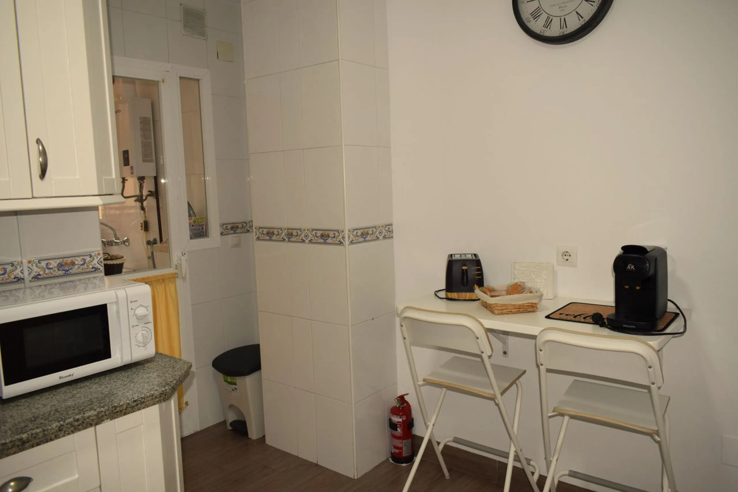 We are offering this magnificent apartment with a Tourist License for sale. It is located at Avenida La Rosaleda 21, next to the river. The apartment is fully furnished and decorated with the latest trends. It is a first-floor apartment with a south-facin