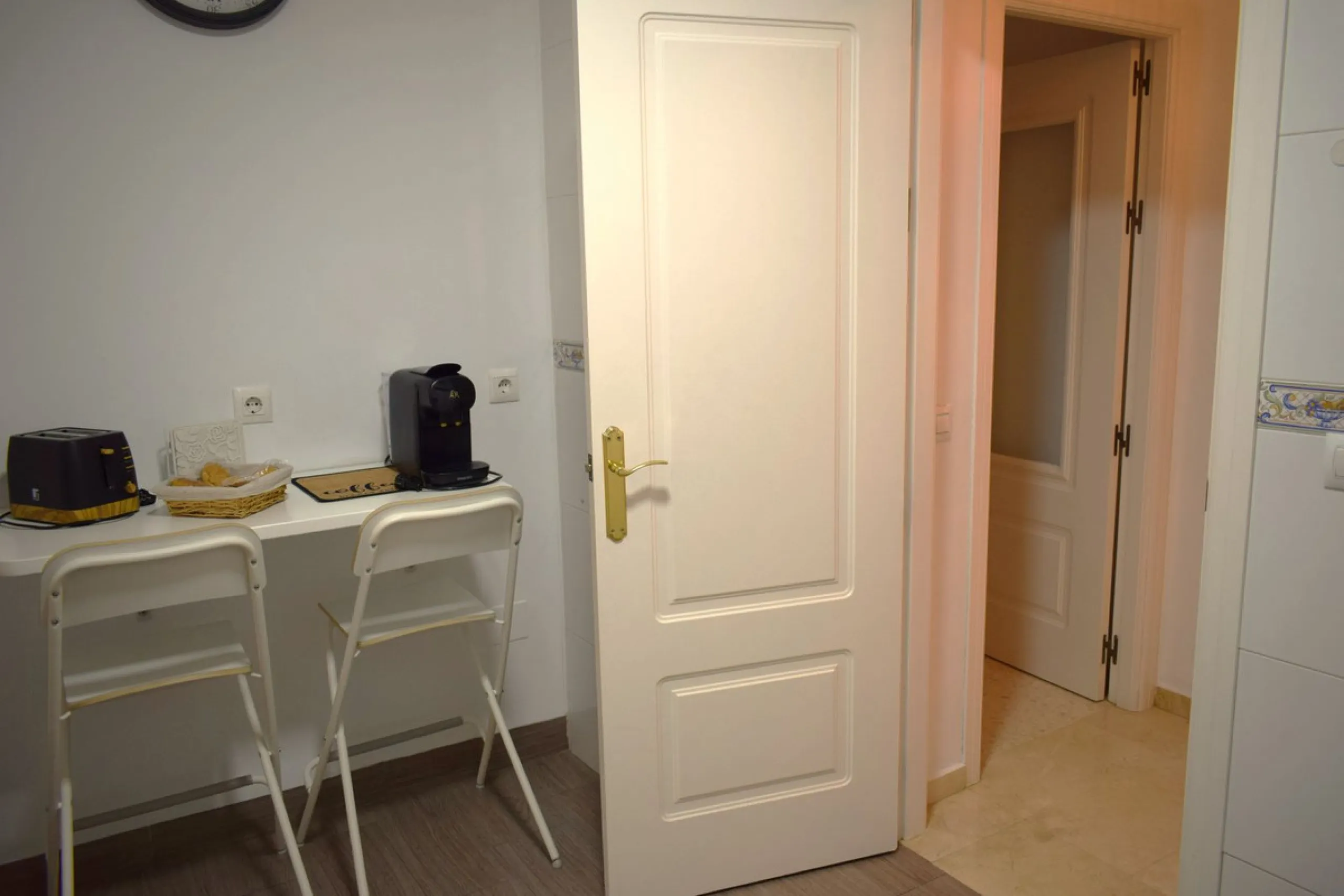 We are offering this magnificent apartment with a Tourist License for sale. It is located at Avenida La Rosaleda 21, next to the river. The apartment is fully furnished and decorated with the latest trends. It is a first-floor apartment with a south-facin