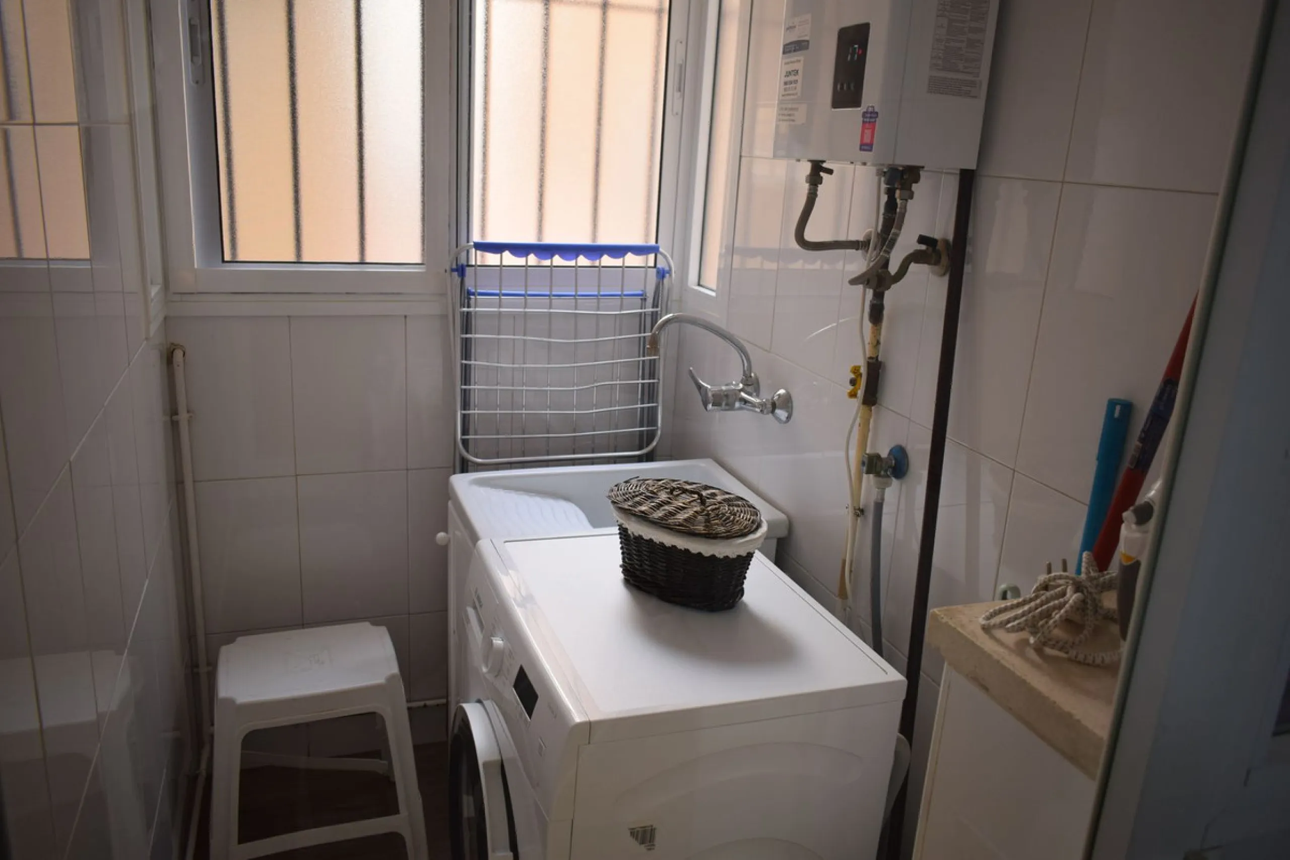 We are offering this magnificent apartment with a Tourist License for sale. It is located at Avenida La Rosaleda 21, next to the river. The apartment is fully furnished and decorated with the latest trends. It is a first-floor apartment with a south-facin