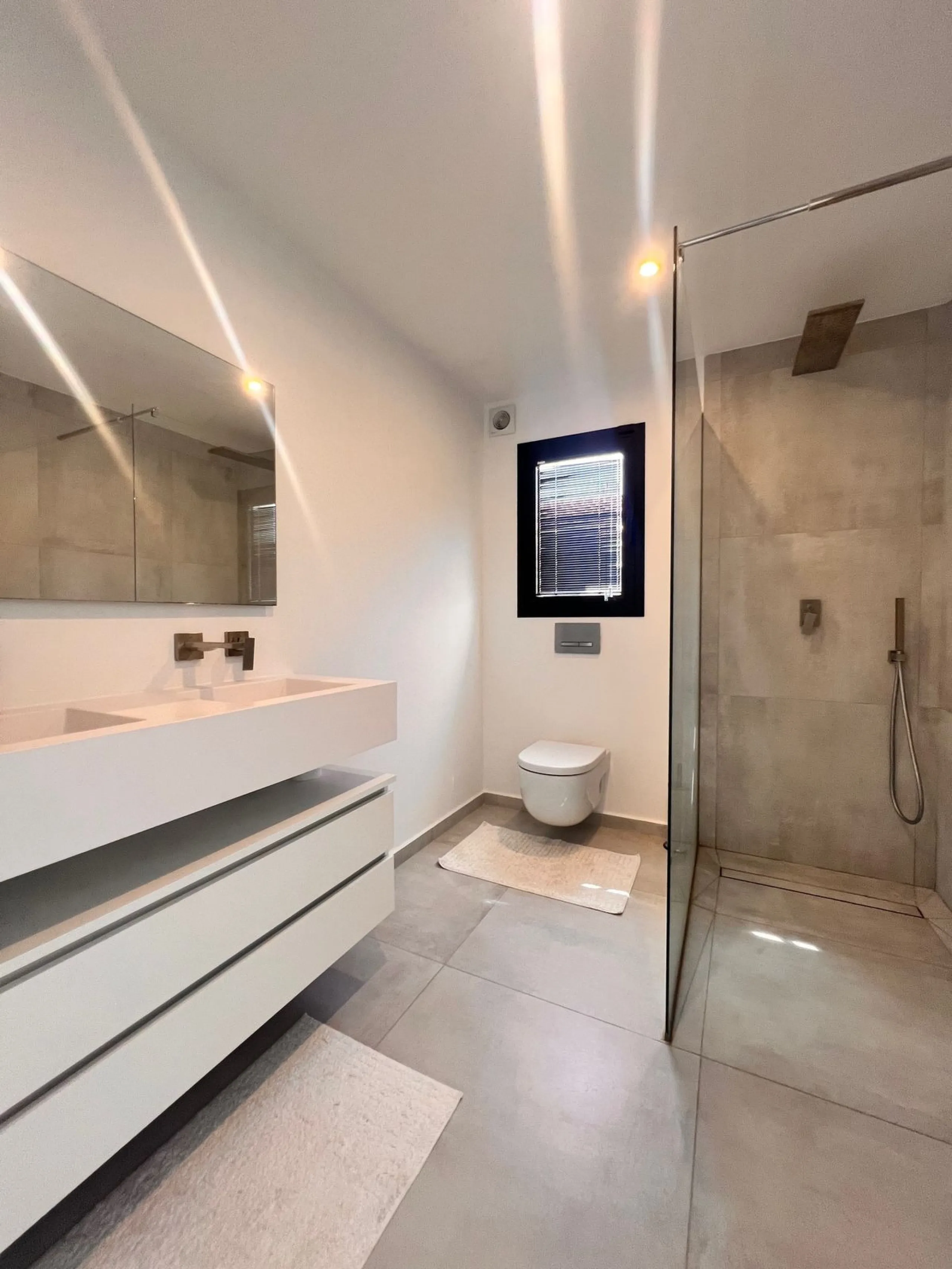 In an exceptional location, just 280 metres from the sea and the new El Chaparral promenade, you will find this impressive modern villa with truly fantastic panoramic sea views – a rarity at such a short distance from the coast.