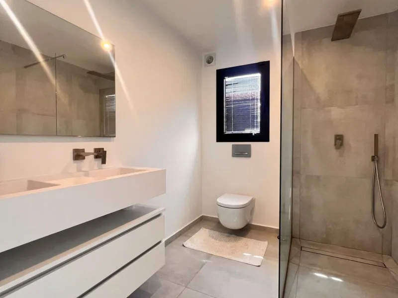 In an exceptional location, just 280 metres from the sea and the new El Chaparral promenade, you will find this impressive modern villa with truly fantastic panoramic sea views – a rarity at such a short distance from the coast.